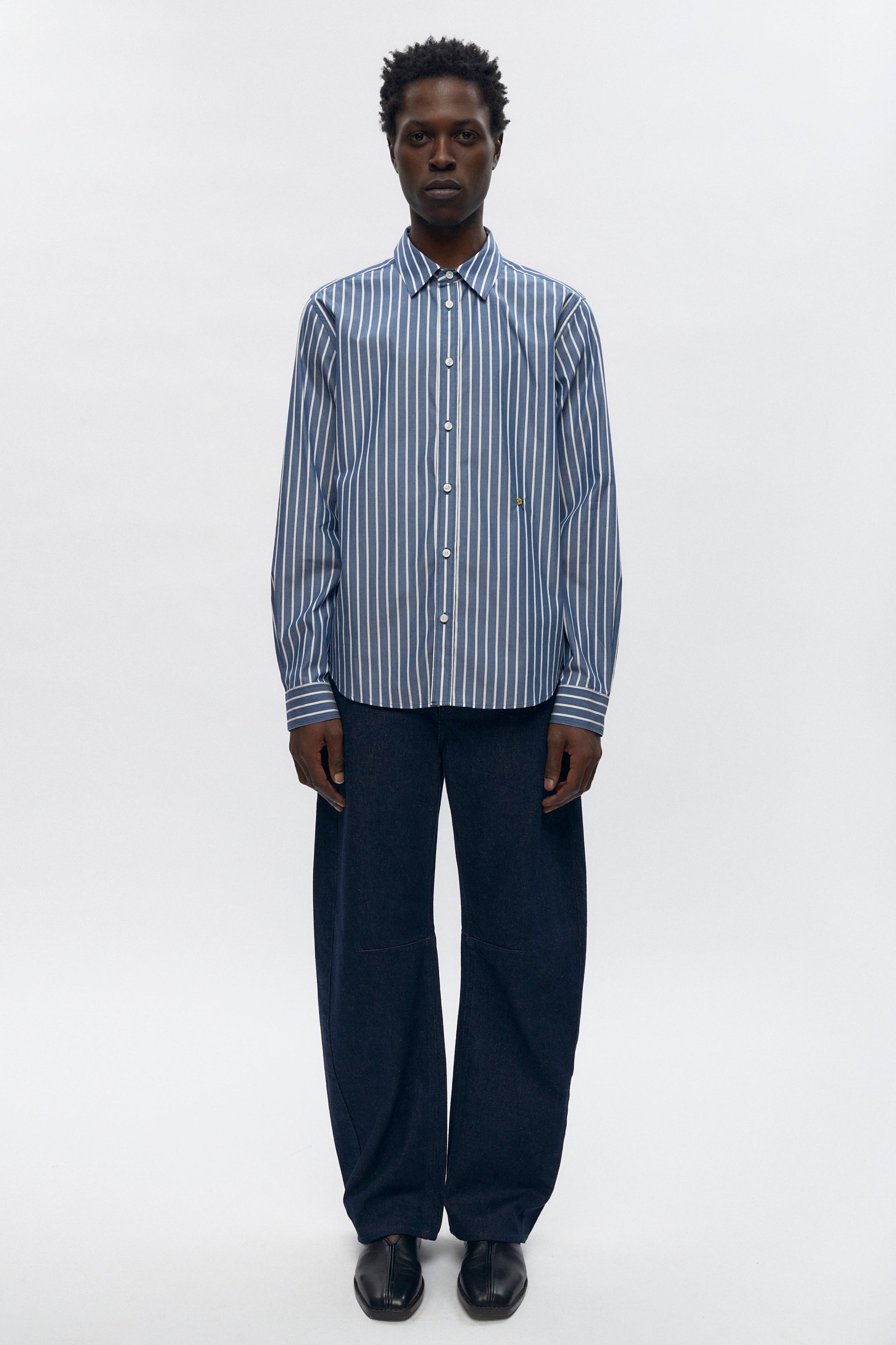 Jonathan is 6’2, a regular L and is wearing a L.