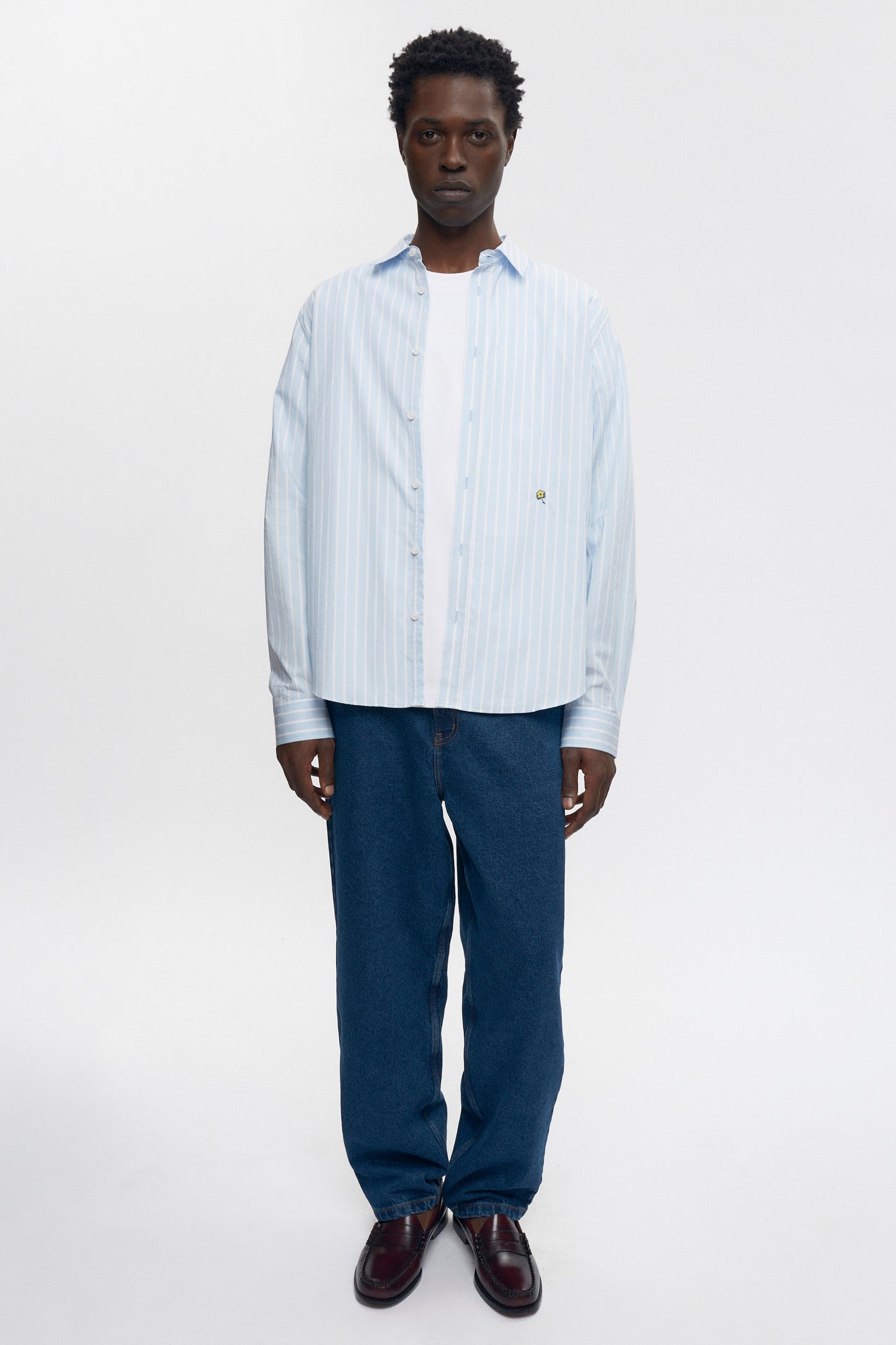 Jonathan is 6’2, a regular L and is wearing a L.
