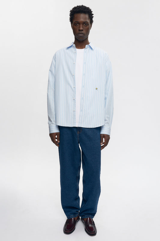Jonathan is 6’2, a regular L and is wearing a L.