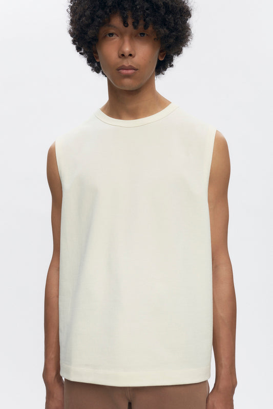 Cameron is 6 ft, a regular size M, and wearing size M.