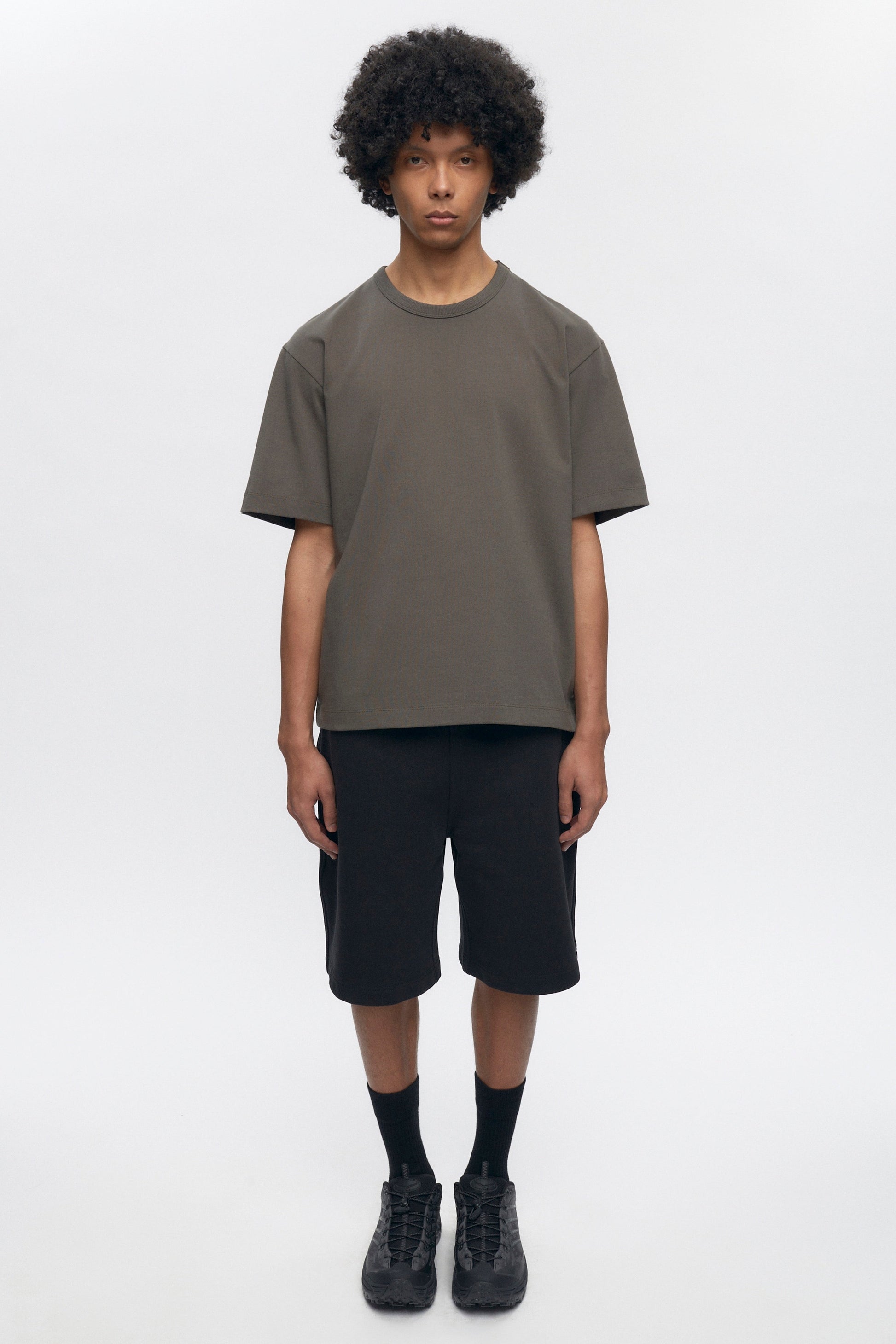 Cameron is 6ft, a regular size M, and wearing size M.
