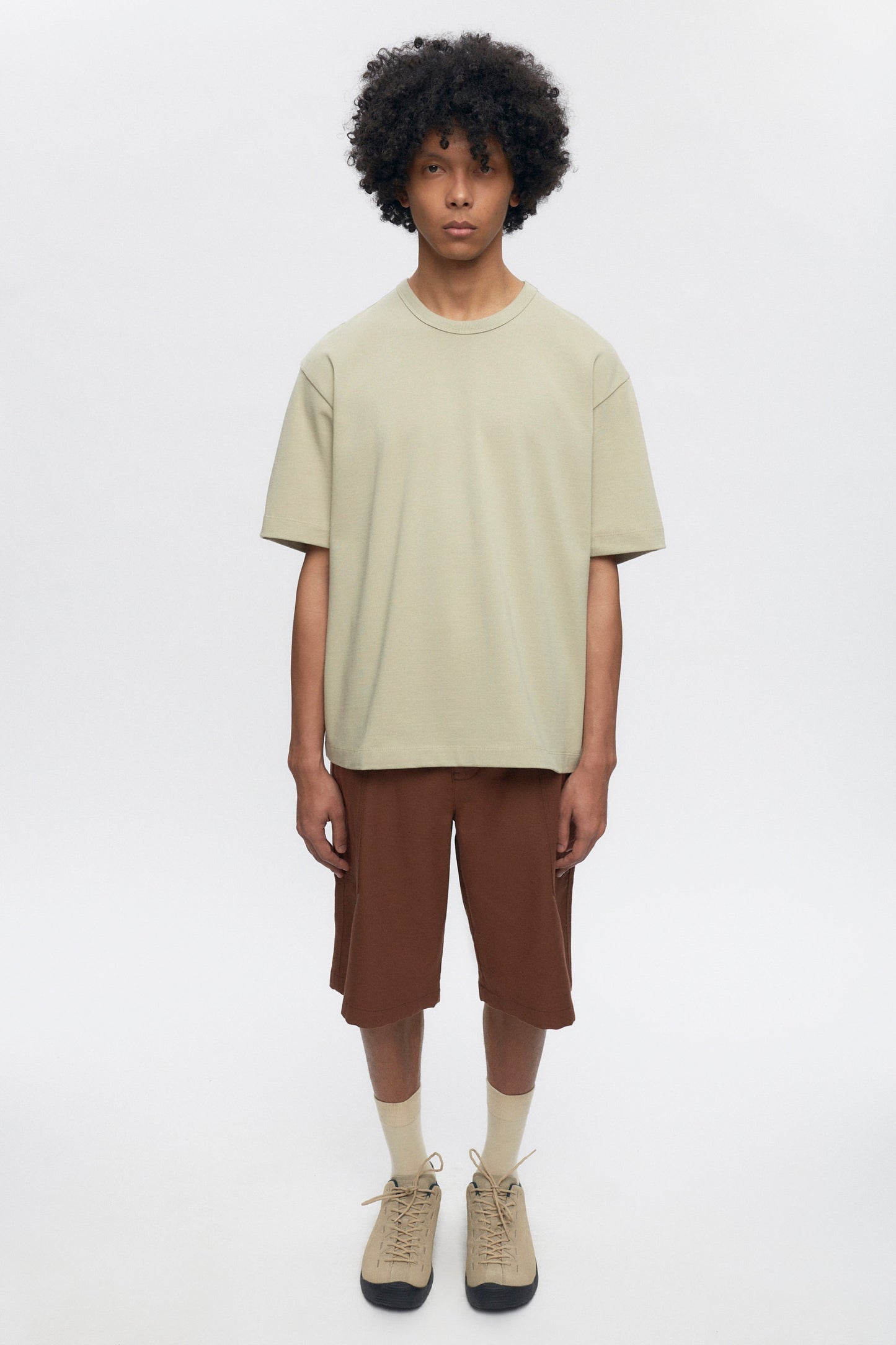 Cameron is 6ft, a regular size M, and wearing size M.