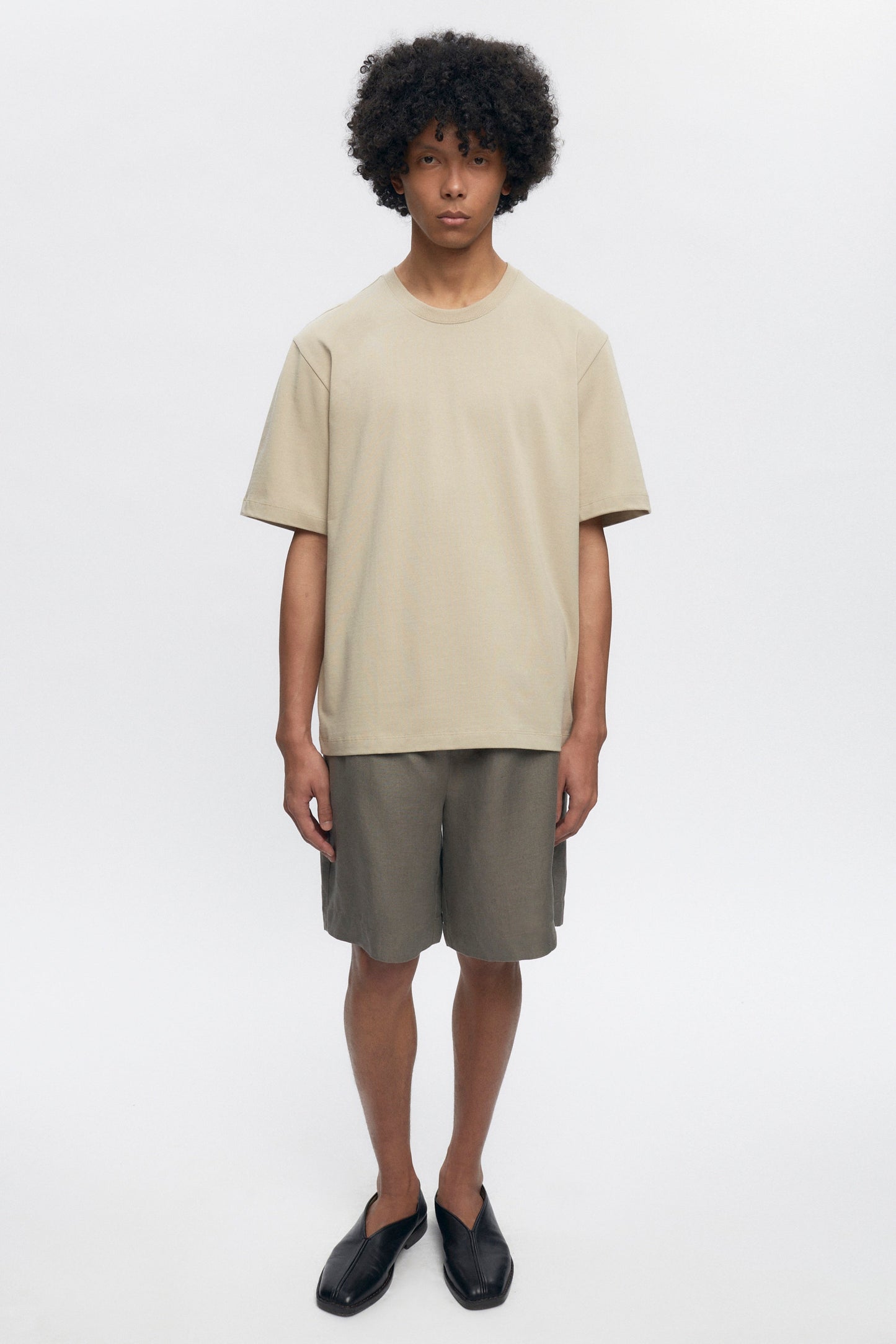 Cameron is 6ft, a regular size M, and wearing size M.