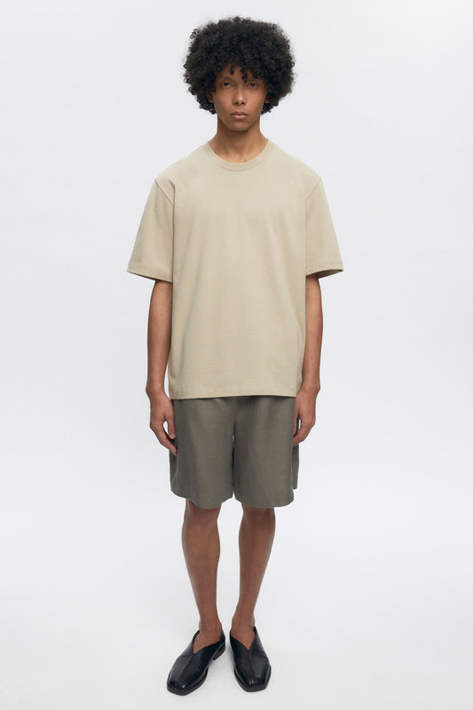Cameron is 6ft, a regular size M, and wearing size M.