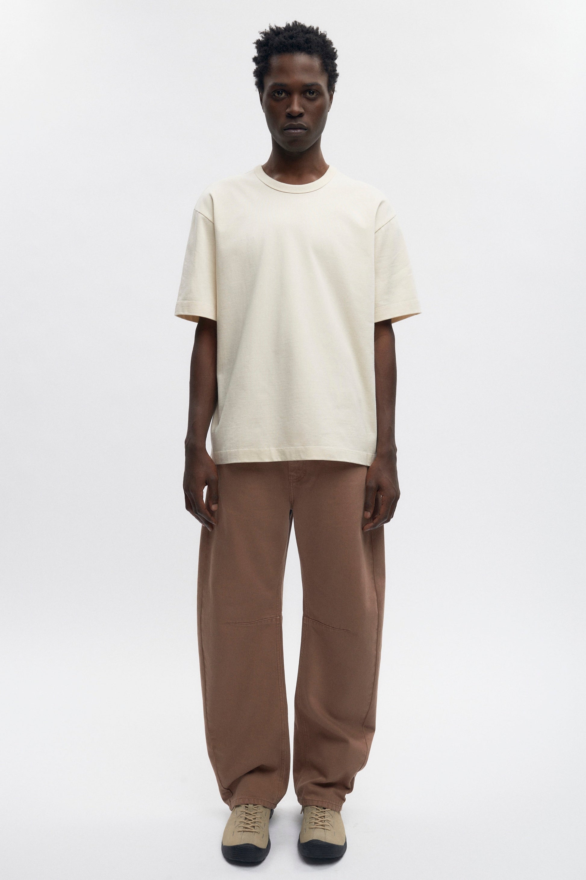 Jonathan is 6’2, a regular L and is wearing a L.