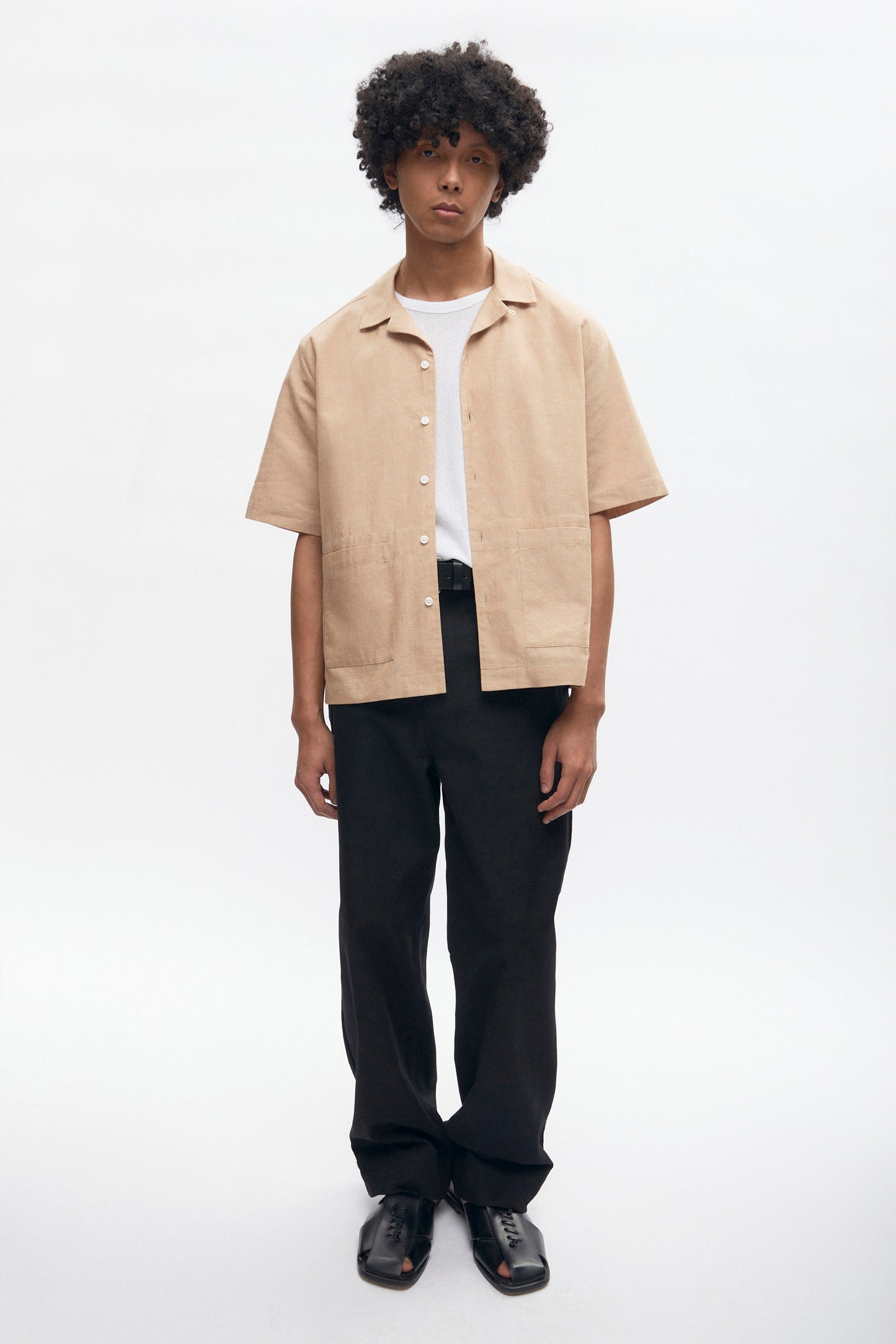 Cameron is 6 ft 0in, a regular size M, and wearing size M.