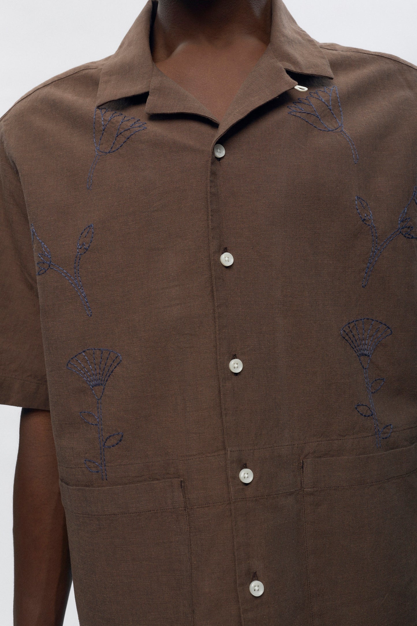 Jonathan is 6’2, a regular L and is wearing a L.