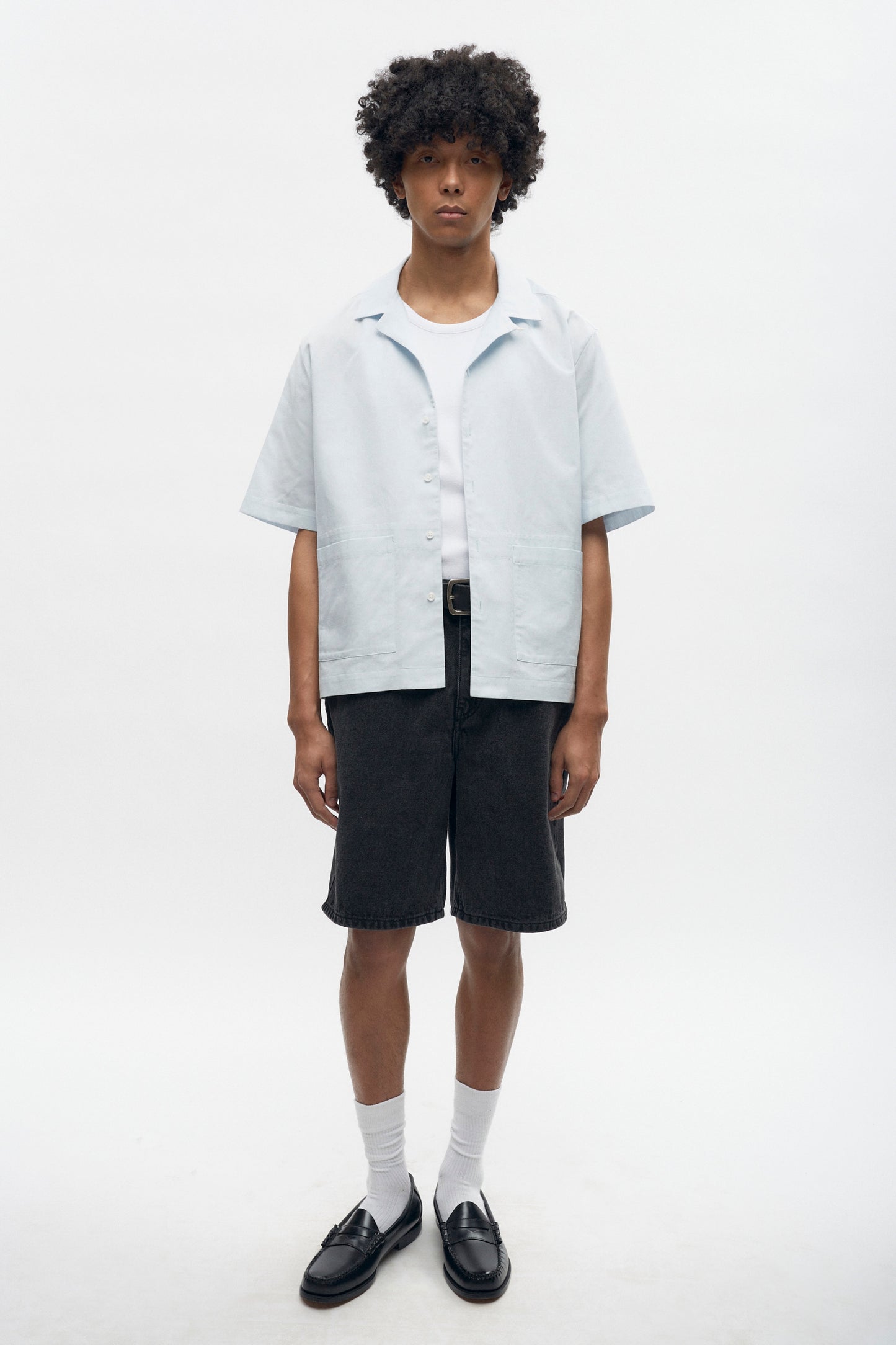 Cameron is 6 ft 0in, a regular size M, and wearing size M.