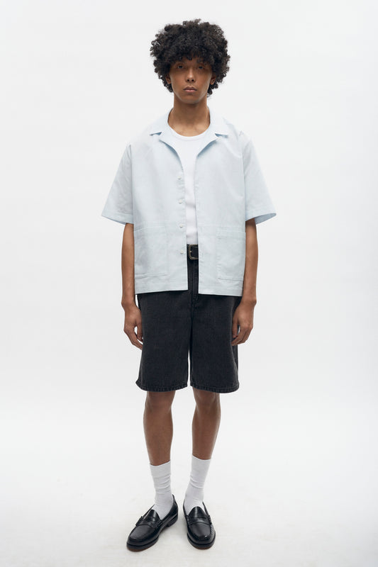 Cameron is 6 ft 0in, a regular size M, and wearing size M.