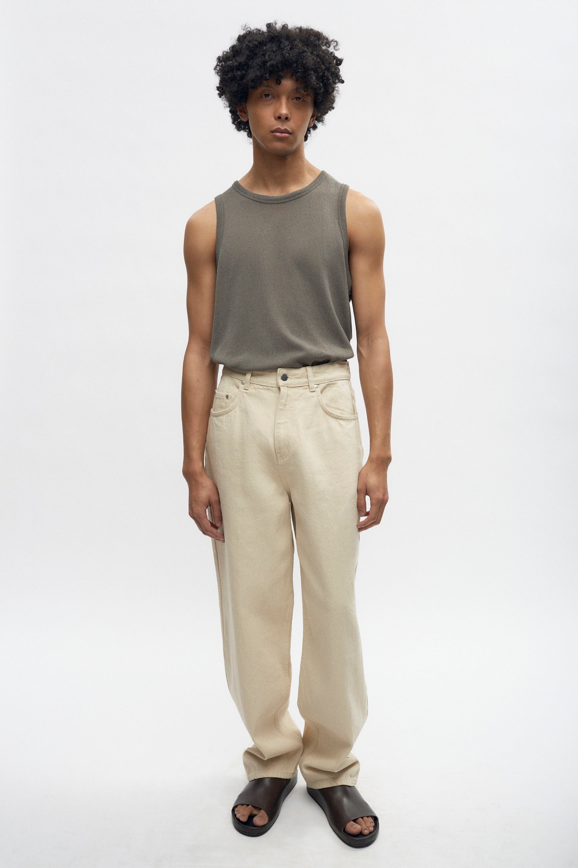 Cameron is 6ft, a regular size M, and wearing size M.
