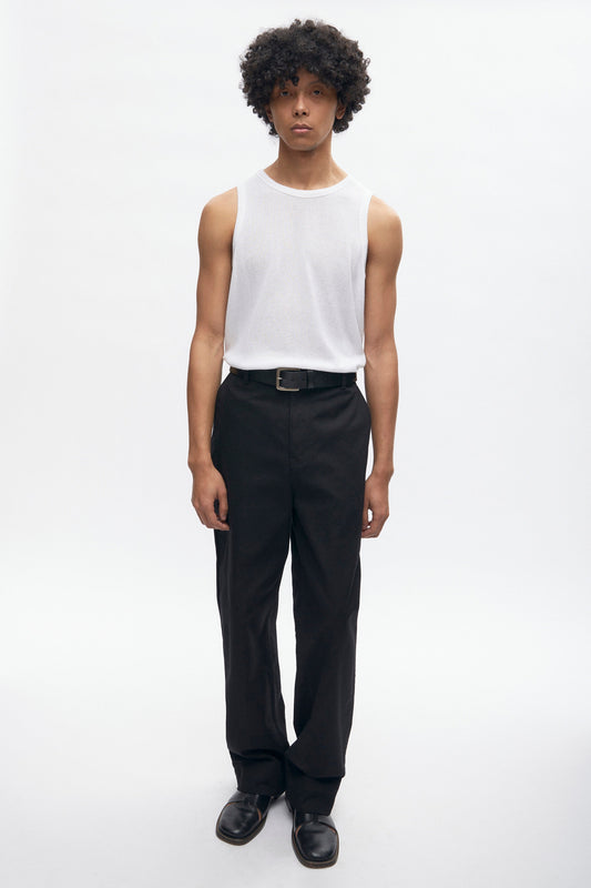 Cameron is 6 ft 0in, a regular size M, and wearing size M.