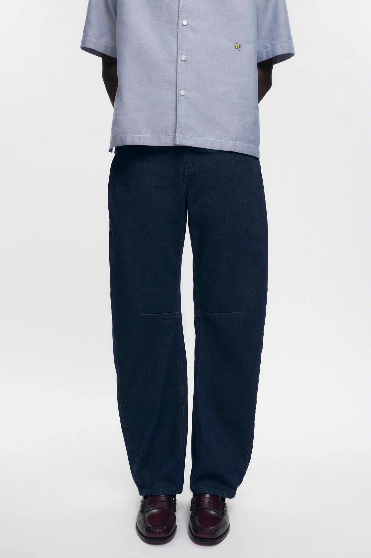 Jonathan is 6’2, a regular 30 and is wearing a 30.