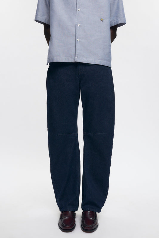 Jonathan is 6’2, a regular 30 and is wearing a 30.