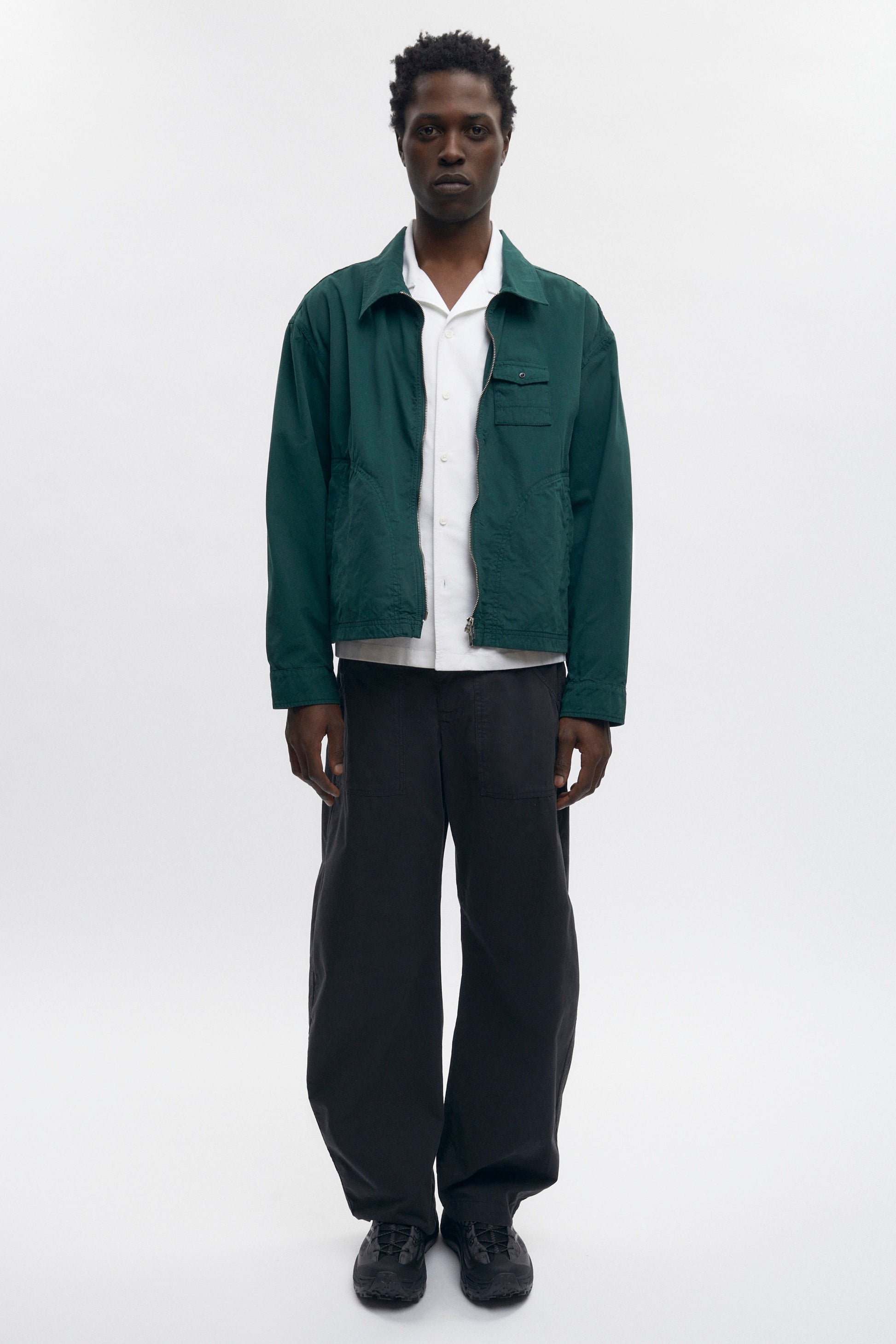 Jonathan is 6’2, a regular L and is wearing a L.