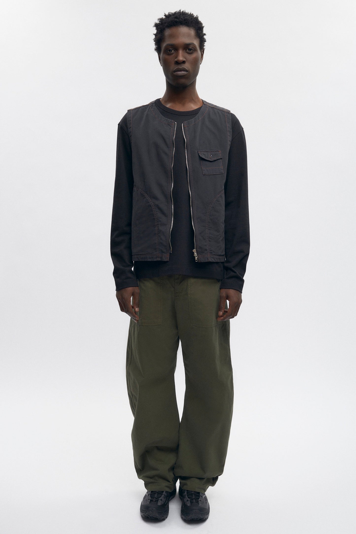 Jonathan is 6’2, a regular L and is wearing a L.