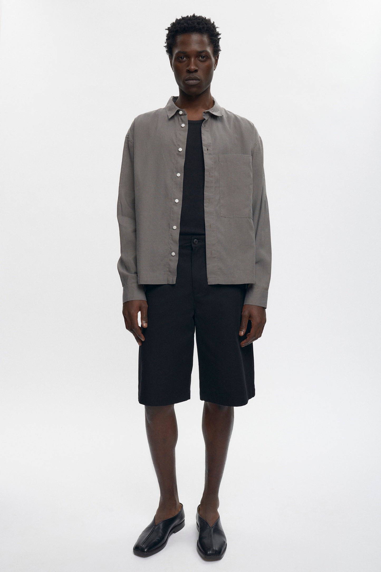 Jonathan is 6’2, a regular 32 and is wearing a 32.