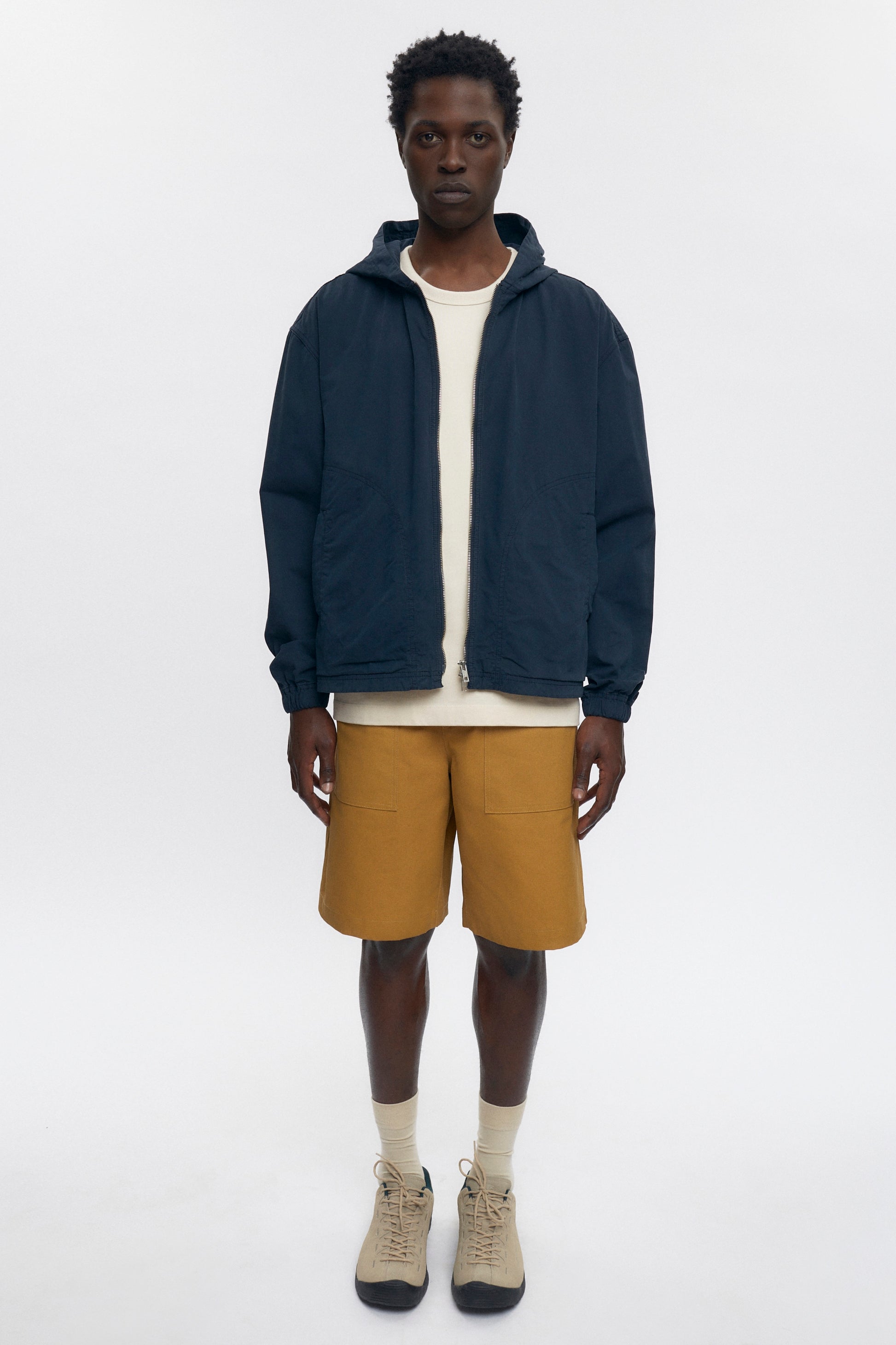 Jonathan is 6’2, a regular 32 and is wearing a 32.