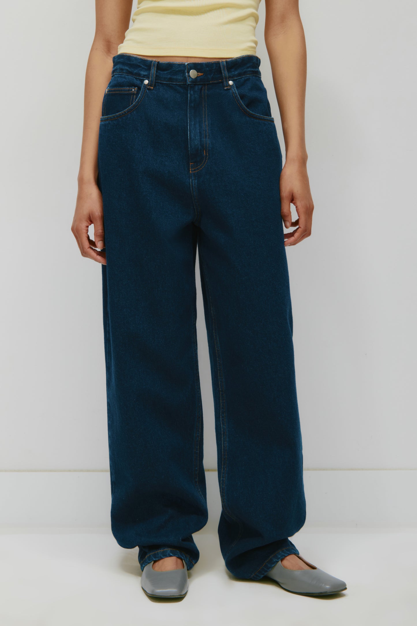 Unisex Antifit Denim in Dark Wash