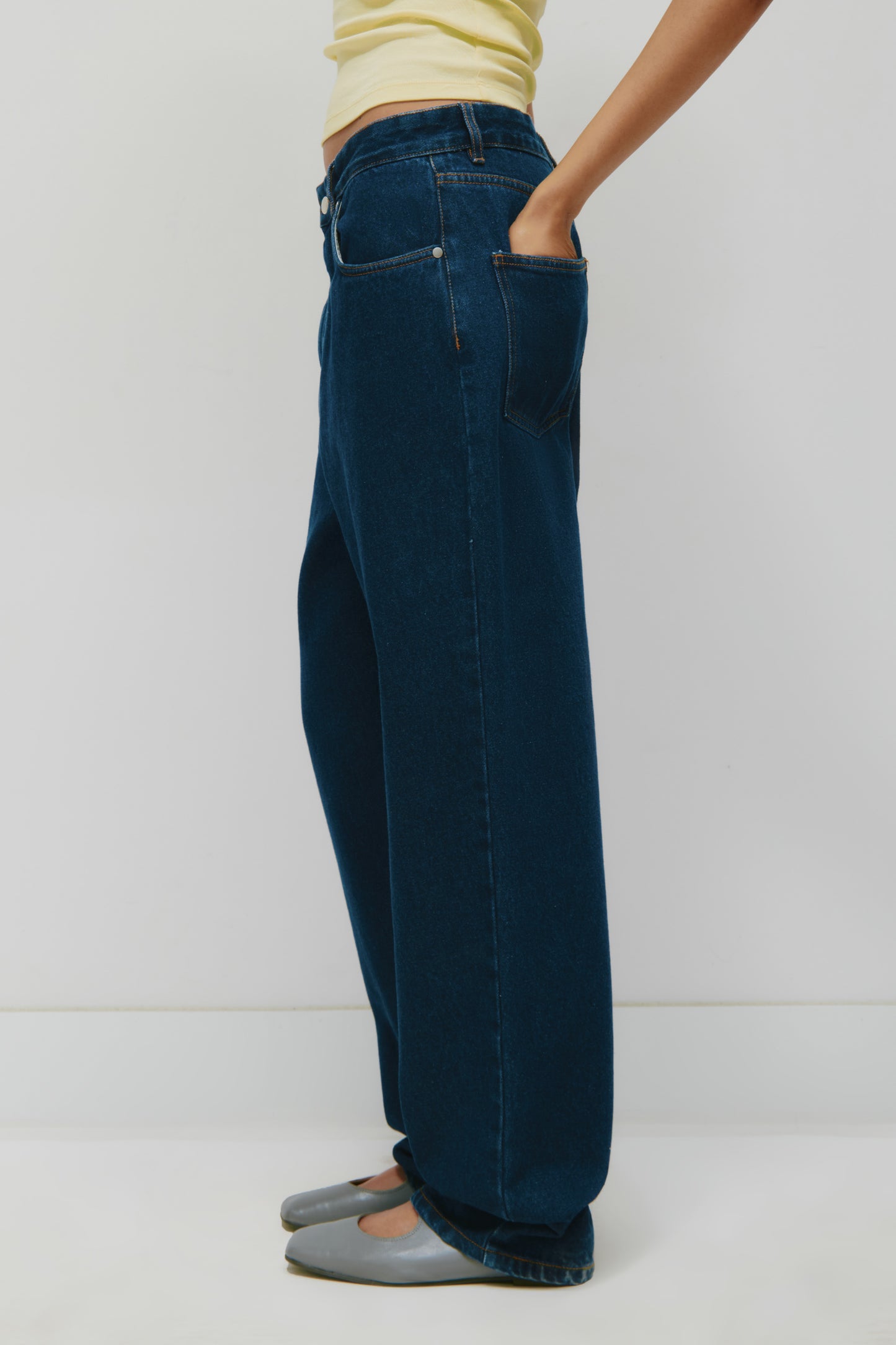 Unisex Antifit Denim in Dark Wash