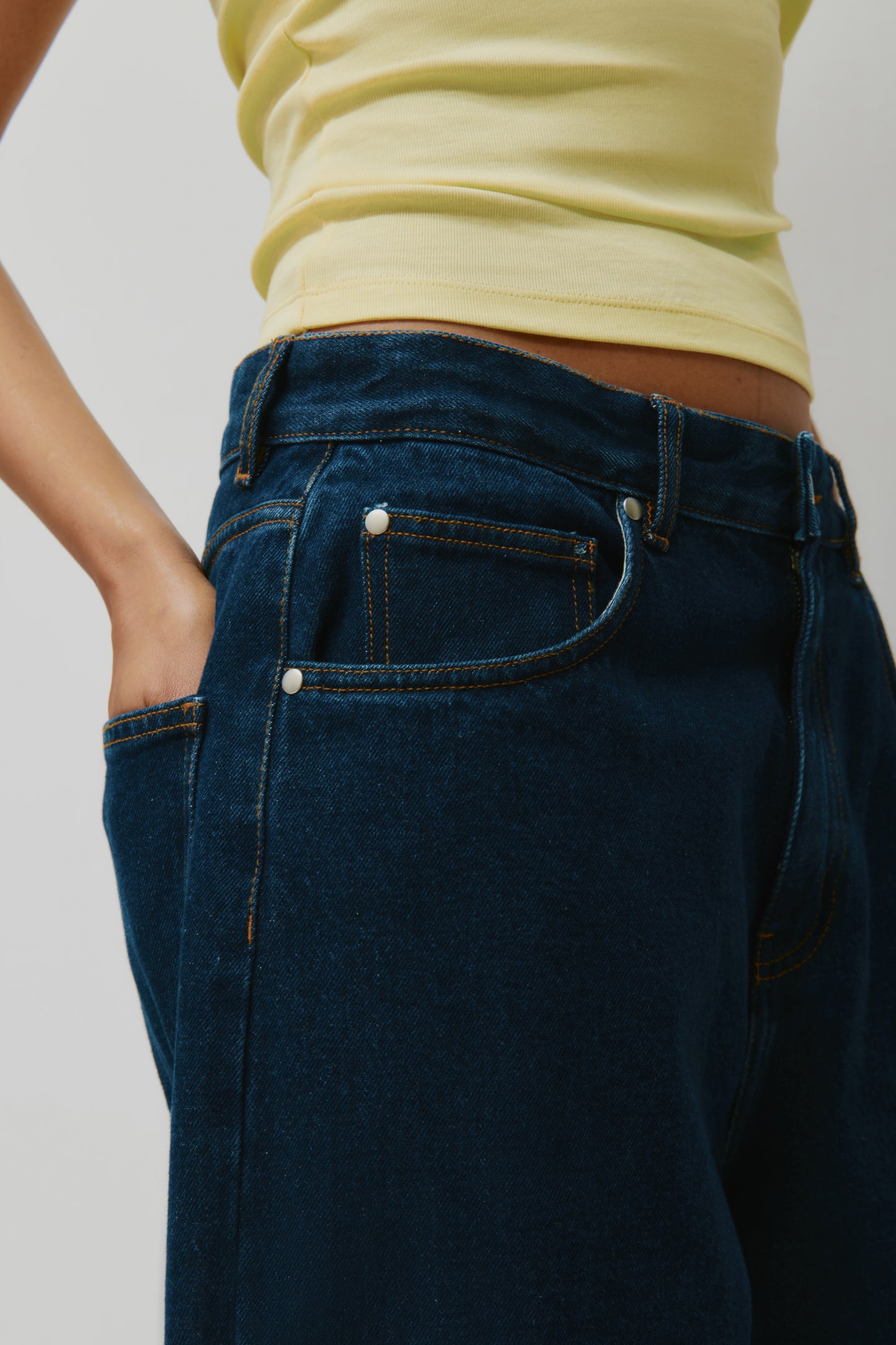 Unisex Antifit Denim in Dark Wash
