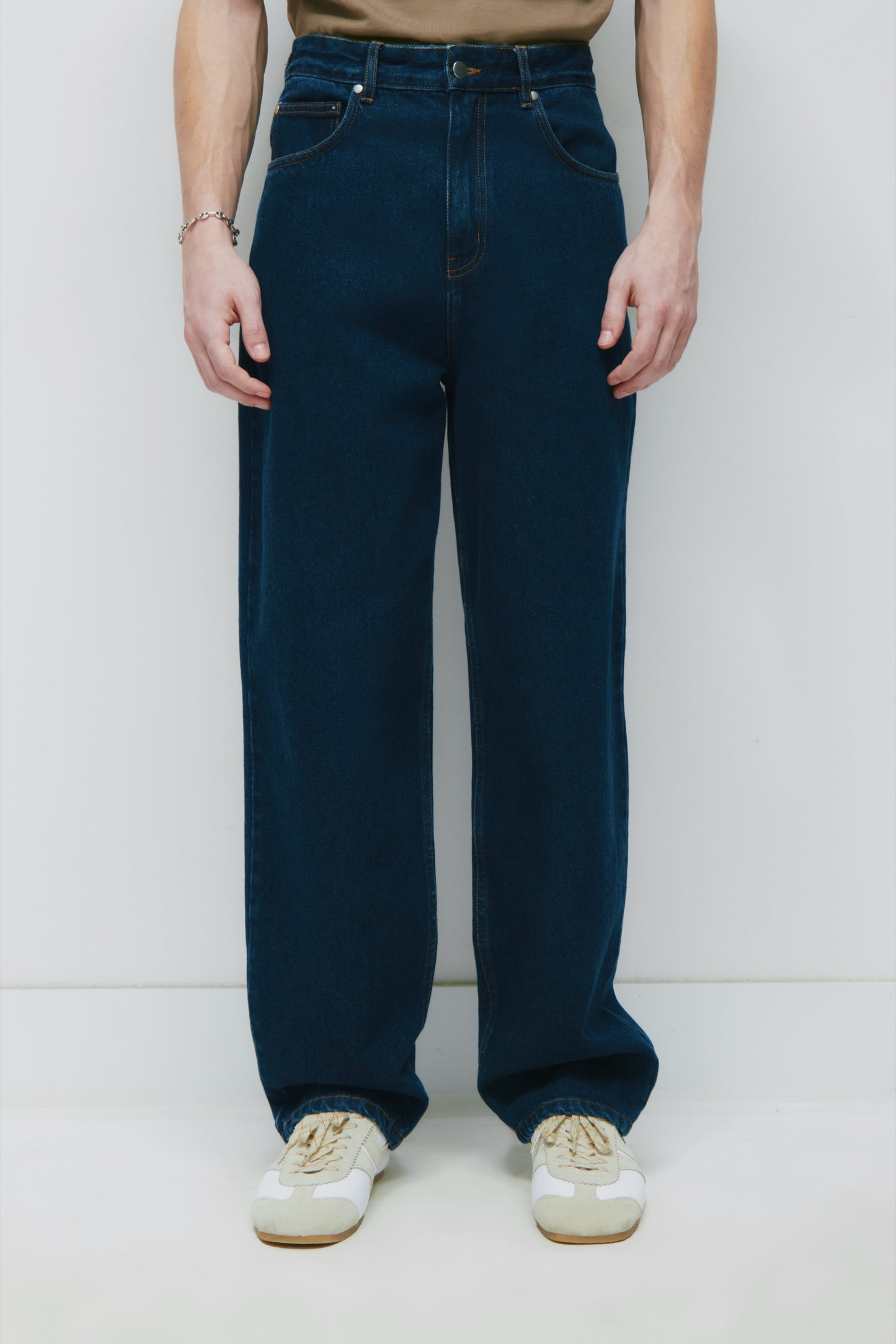 Unisex Antifit Denim in Dark Wash