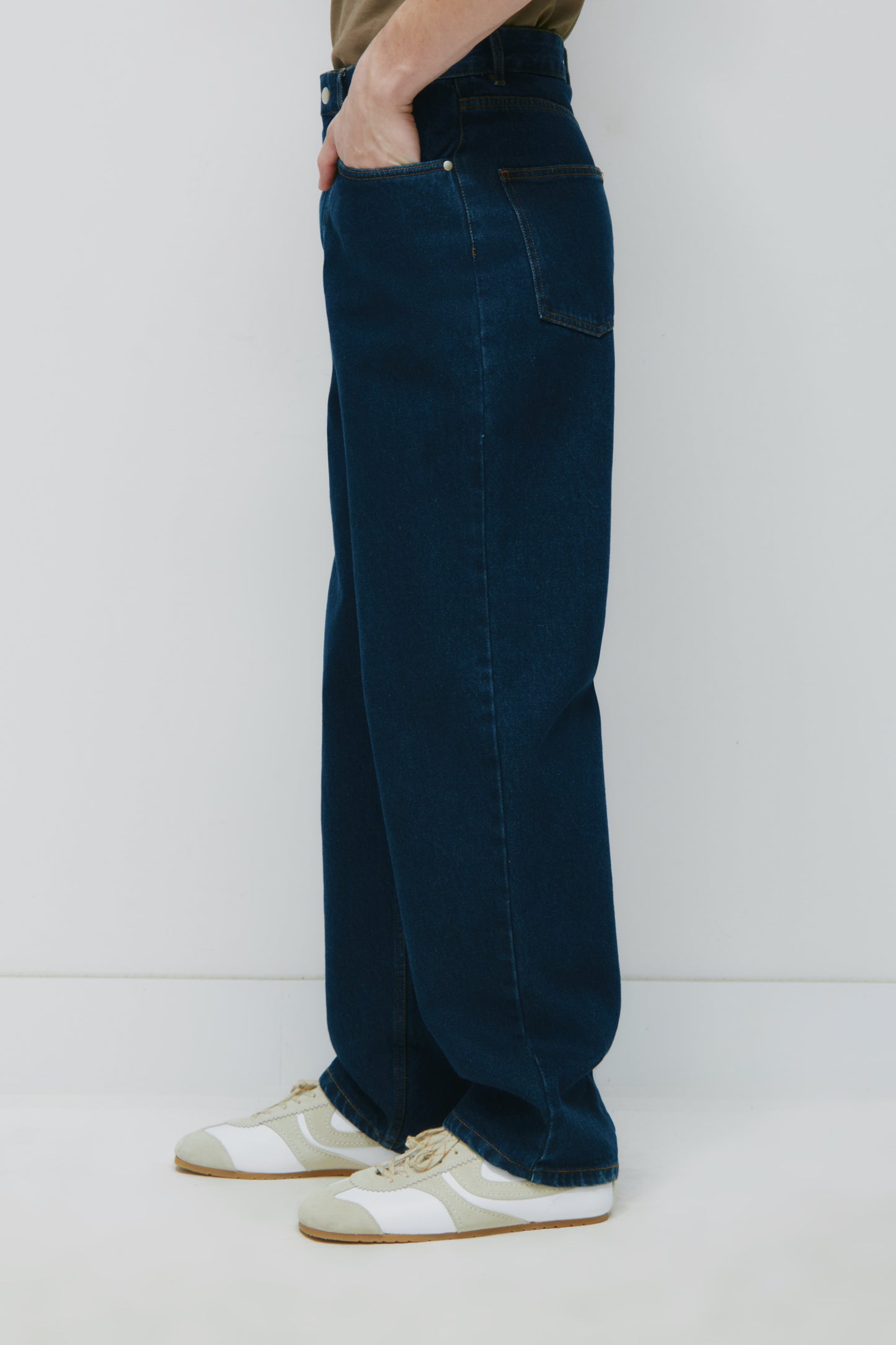Unisex Antifit Denim in Dark Wash