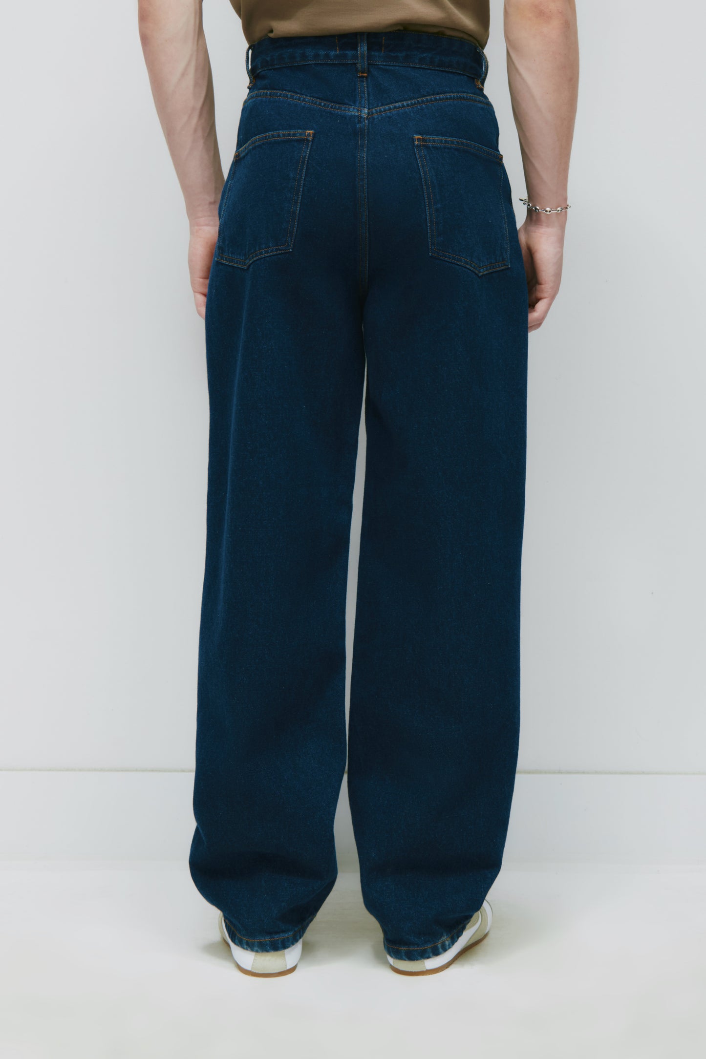 Unisex Antifit Denim in Dark Wash