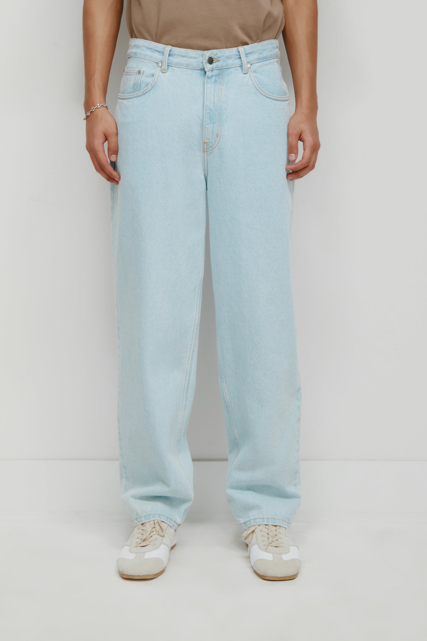 Unisex Antifit Denim in Light Wash