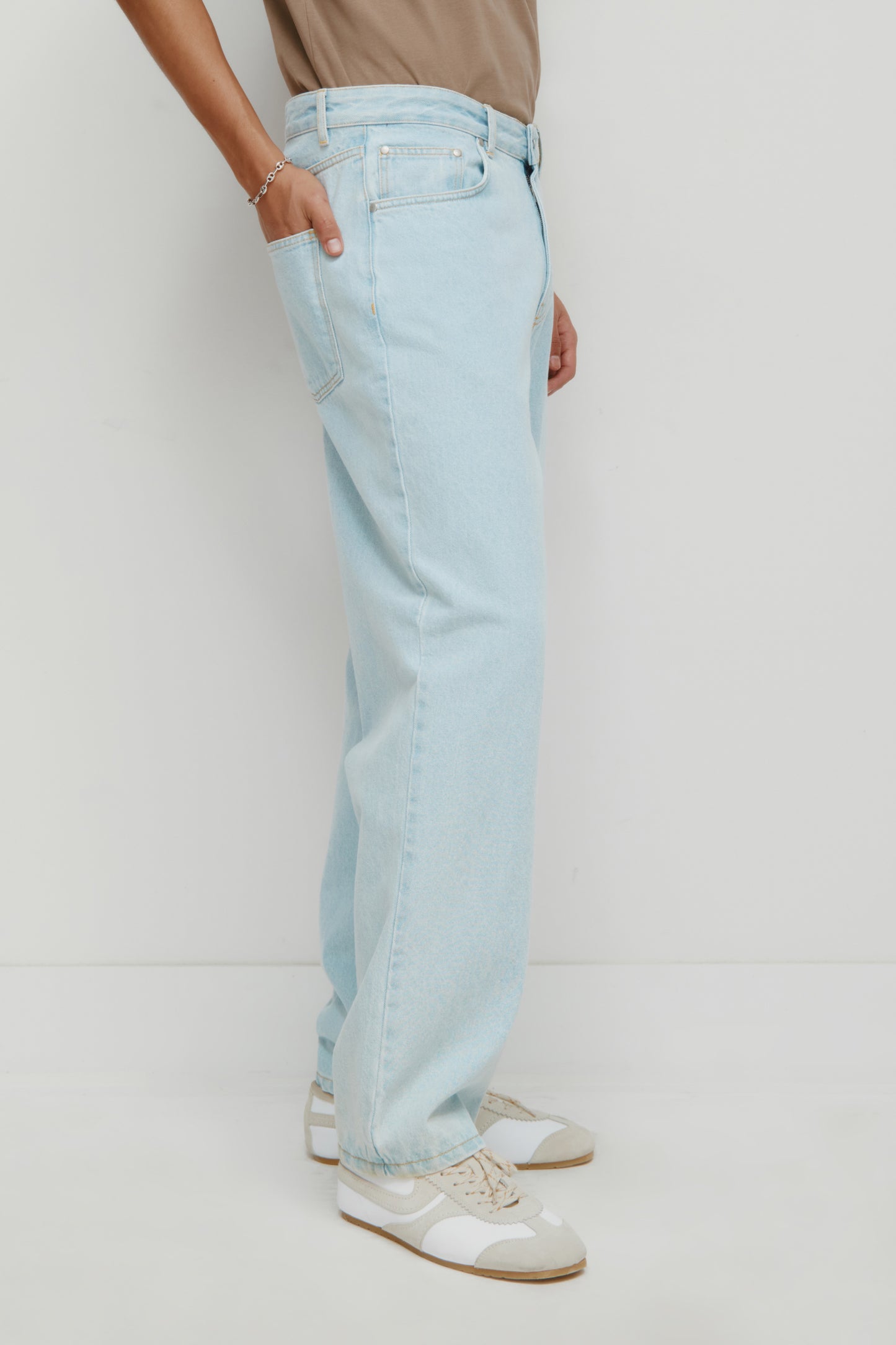 Unisex Antifit Denim in Light Wash