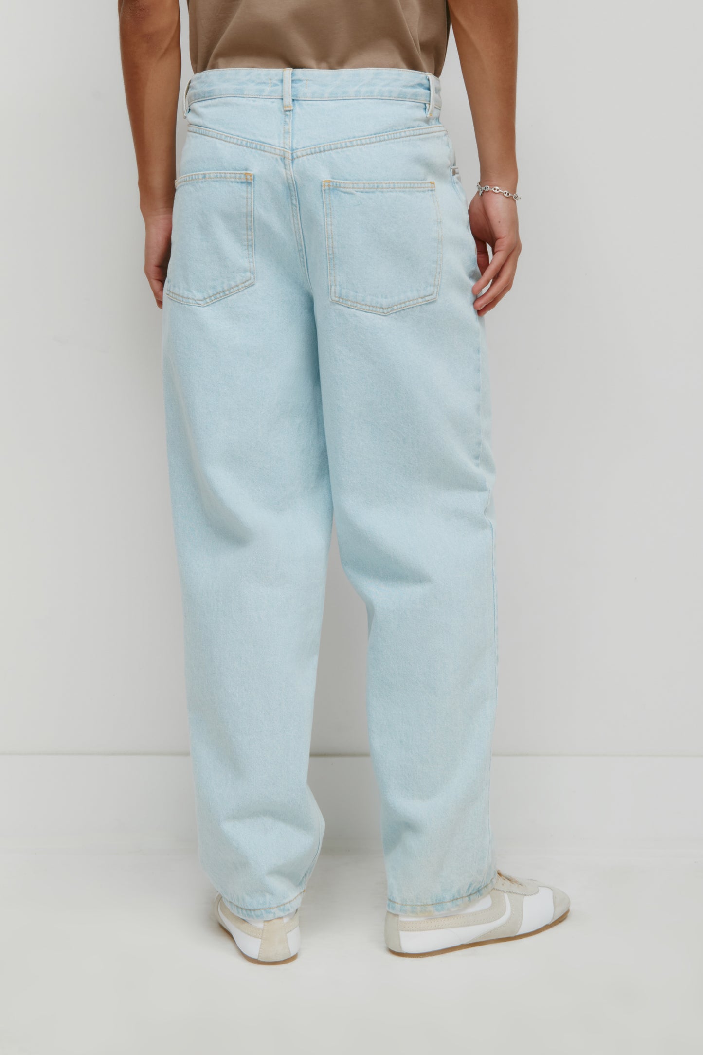 Unisex Antifit Denim in Light Wash