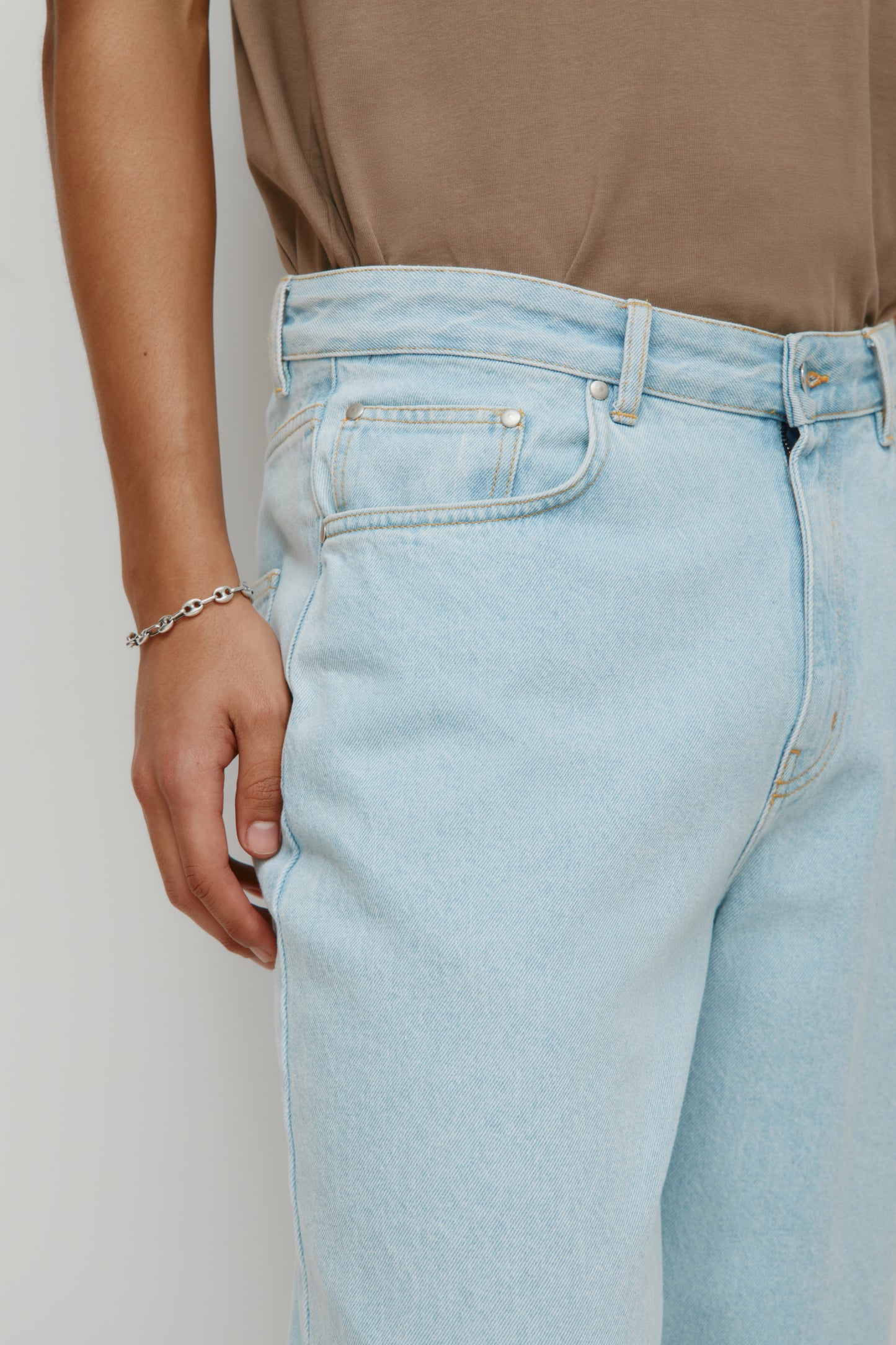 Unisex Antifit Denim in Light Wash
