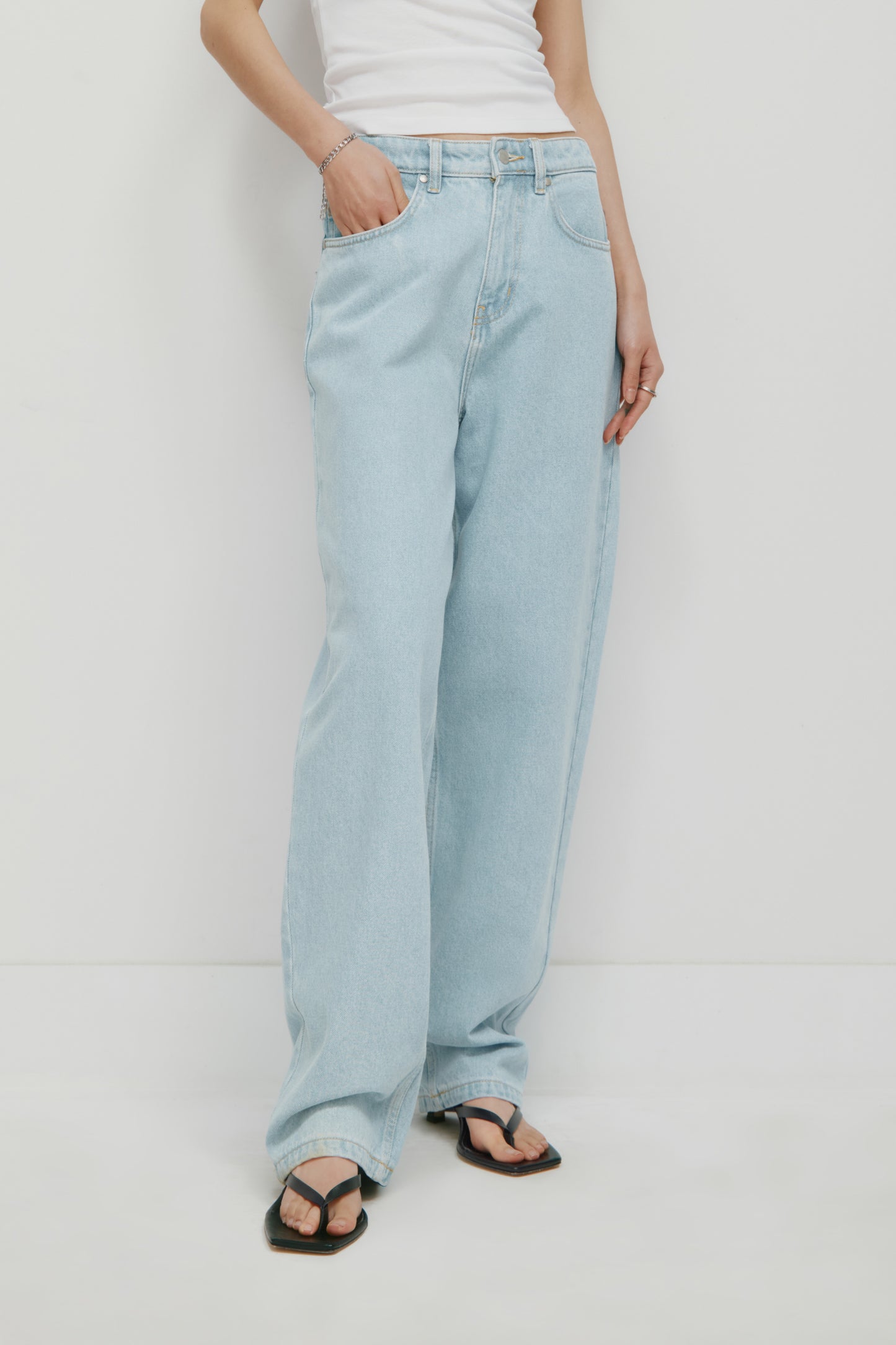 Unisex Antifit Denim in Light Wash