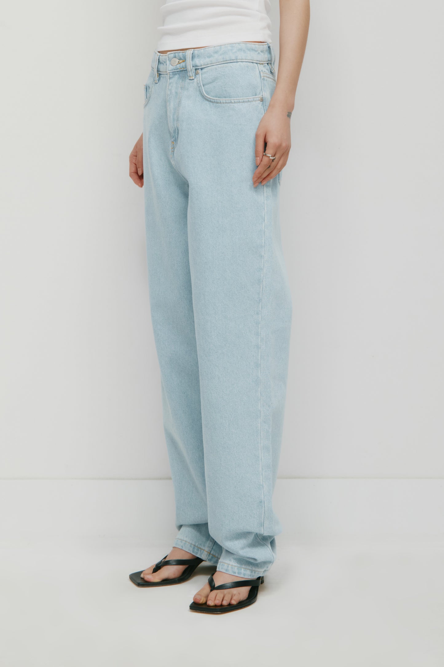 Unisex Antifit Denim in Light Wash