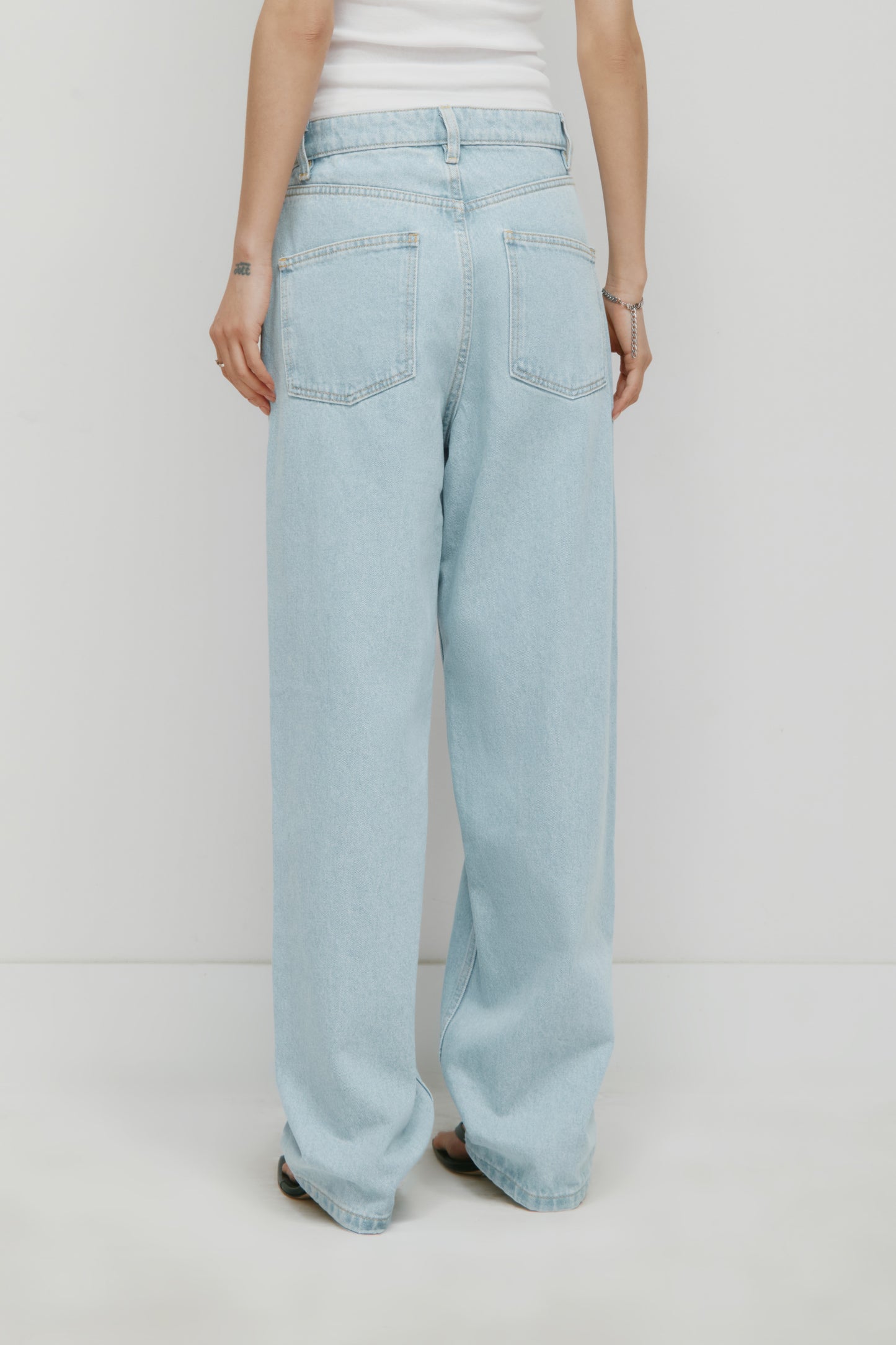 Unisex Antifit Denim in Light Wash