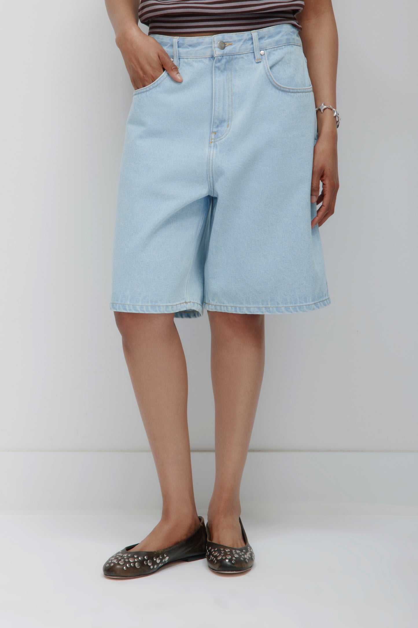 Unisex Antifit Denim Shorts in Light Wash