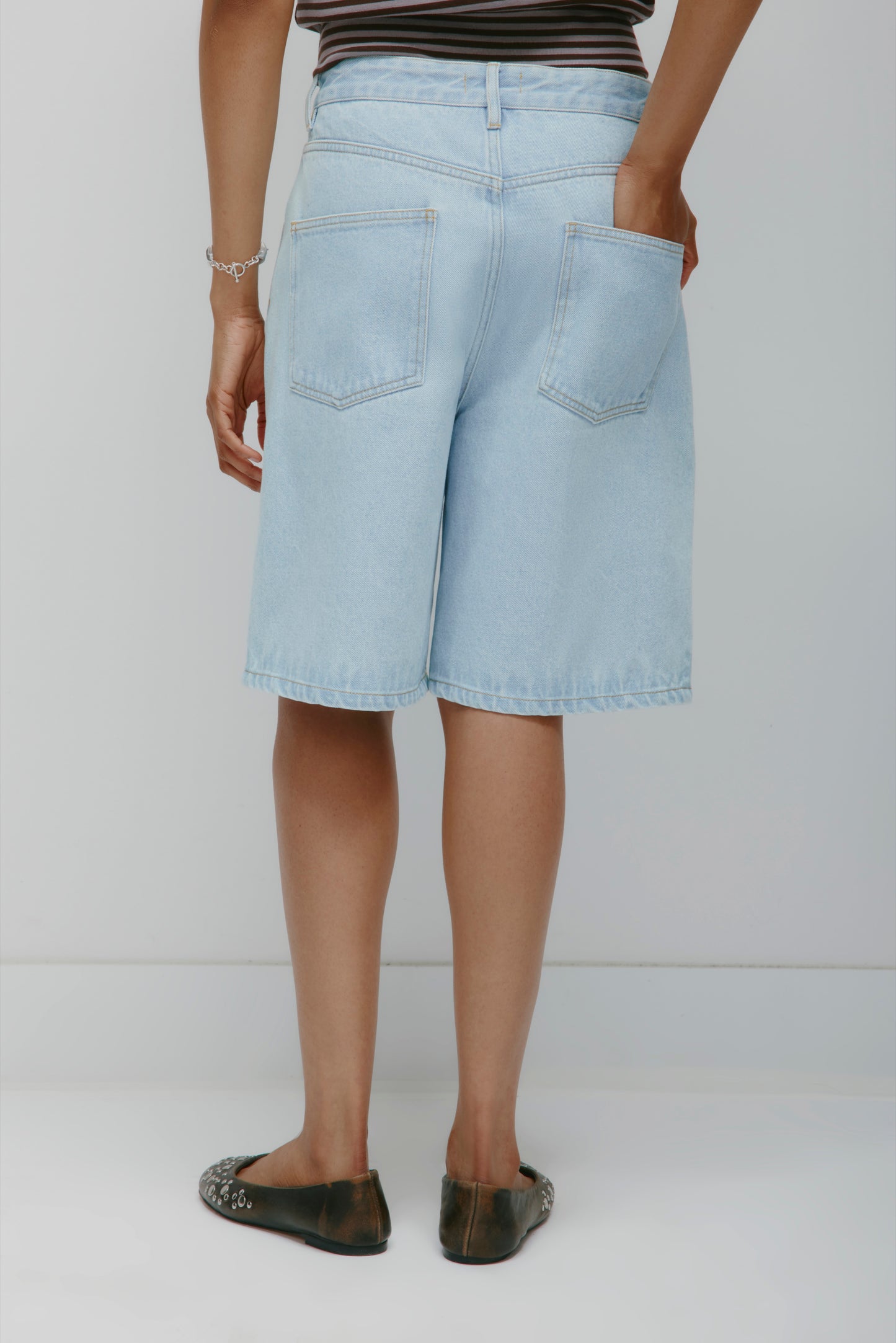Unisex Antifit Denim Shorts in Light Wash