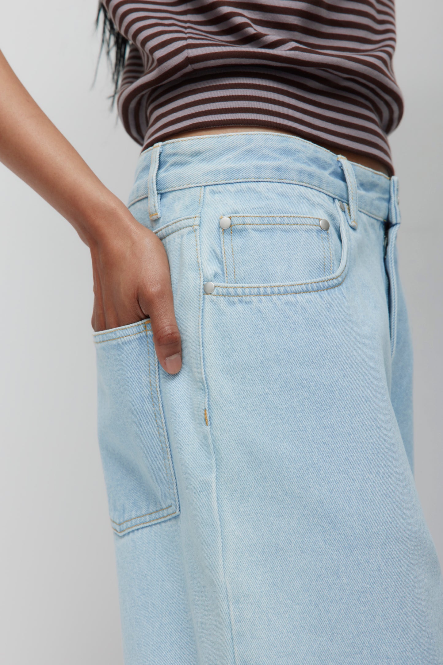 Unisex Antifit Denim Shorts in Light Wash