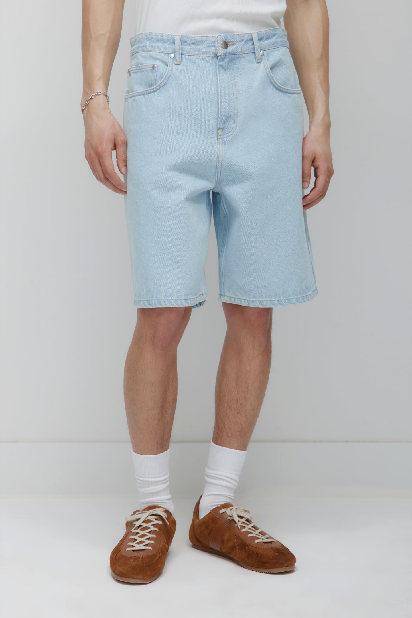 Unisex Antifit Denim Shorts in Light Wash