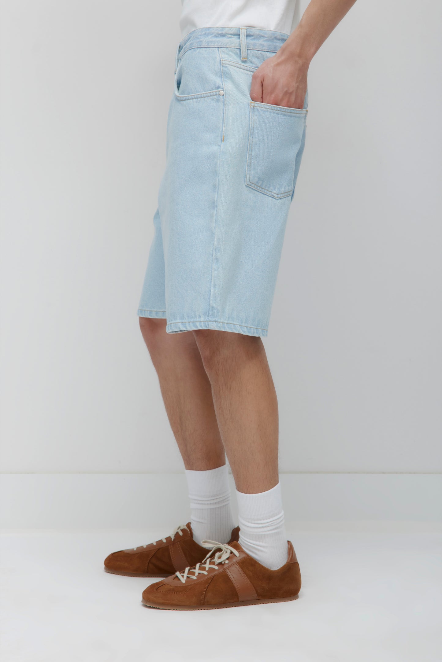 Unisex Antifit Denim Shorts in Light Wash