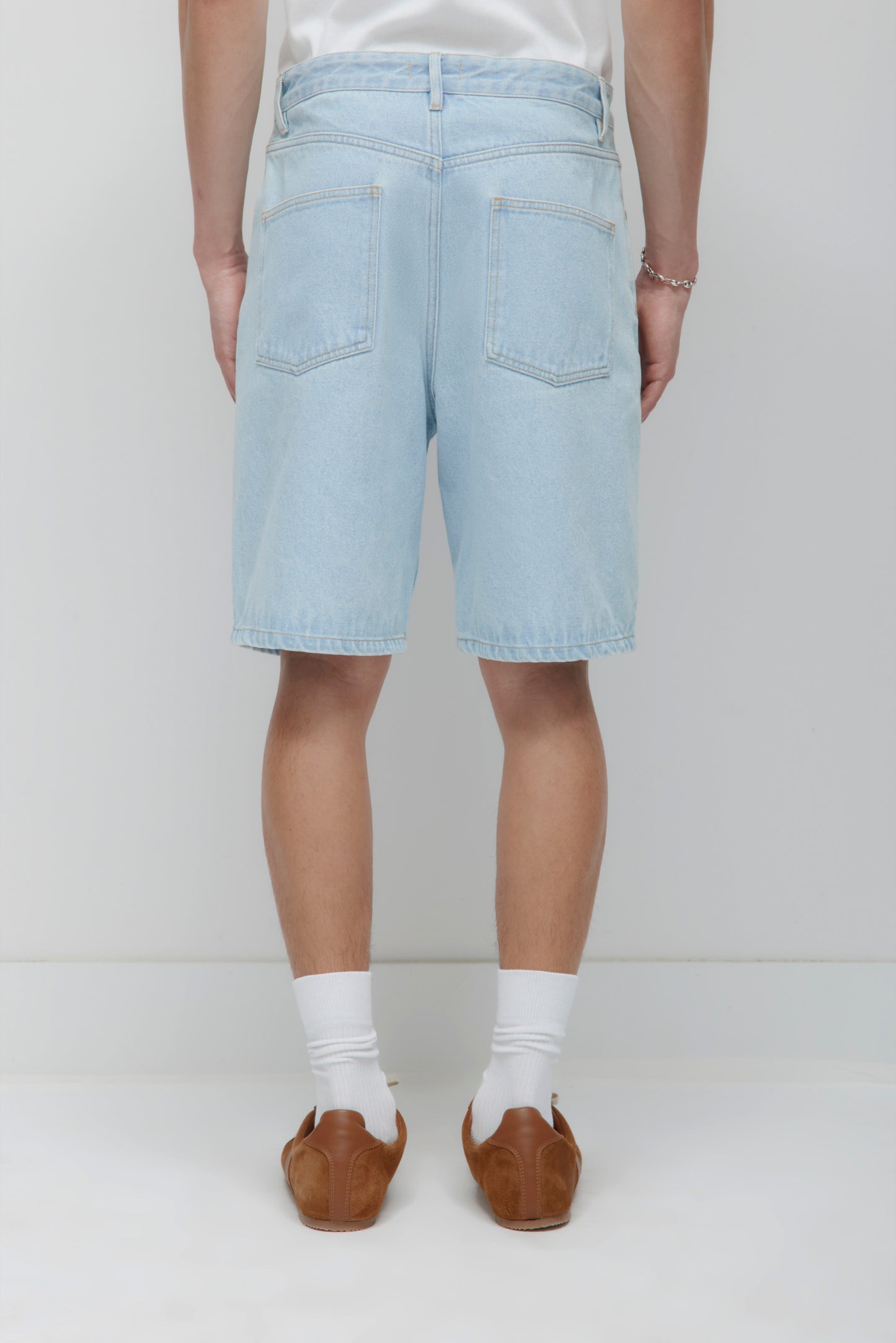Unisex Antifit Denim Shorts in Light Wash