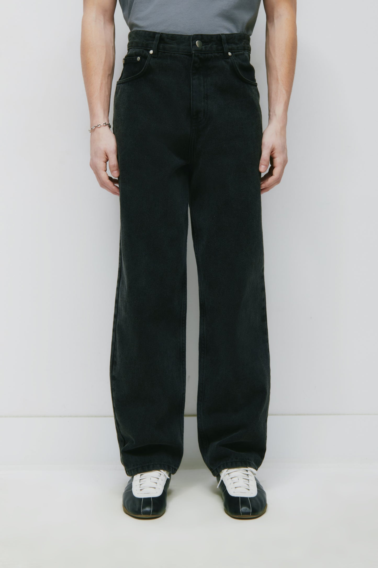 Unisex Antifit Denim in Washed Black