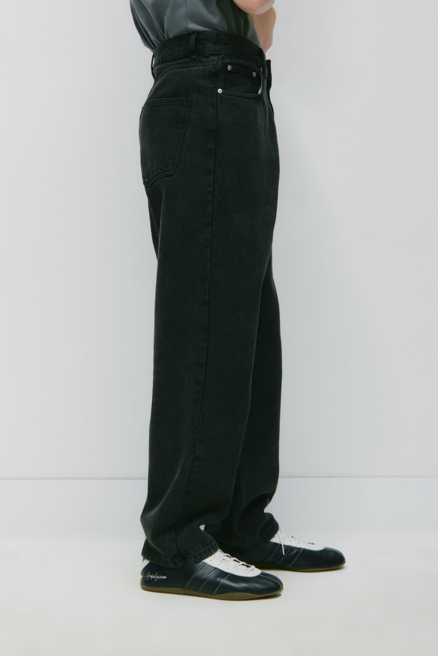 Unisex Antifit Denim in Washed Black