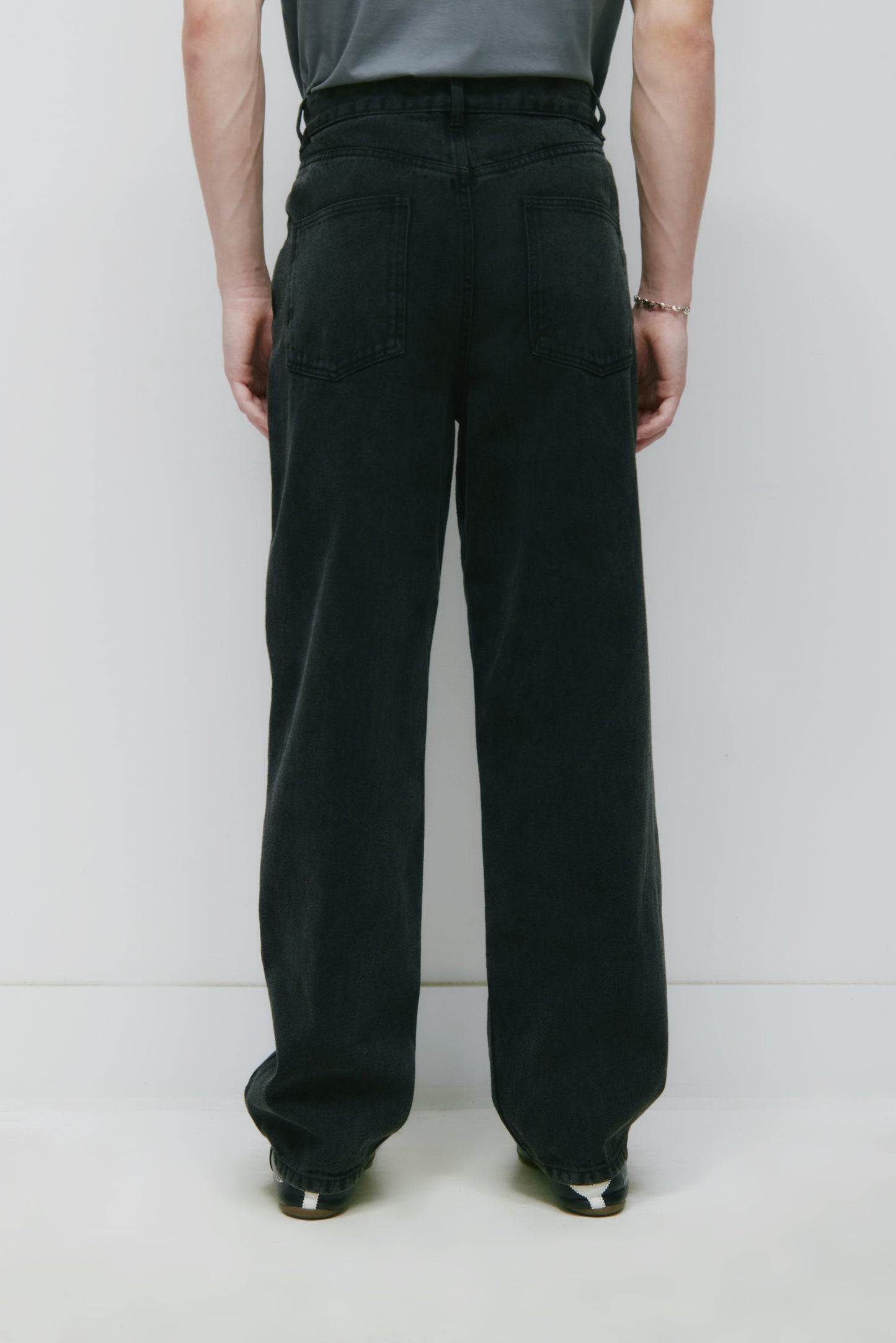 Unisex Antifit Denim in Washed Black