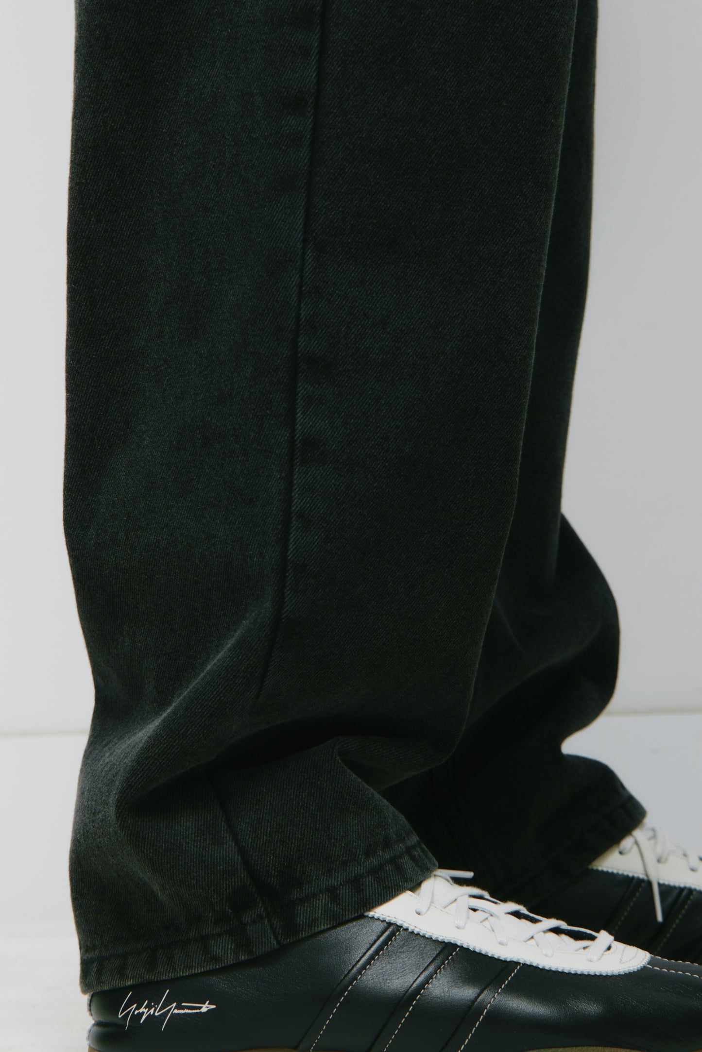 Unisex Antifit Denim in Washed Black
