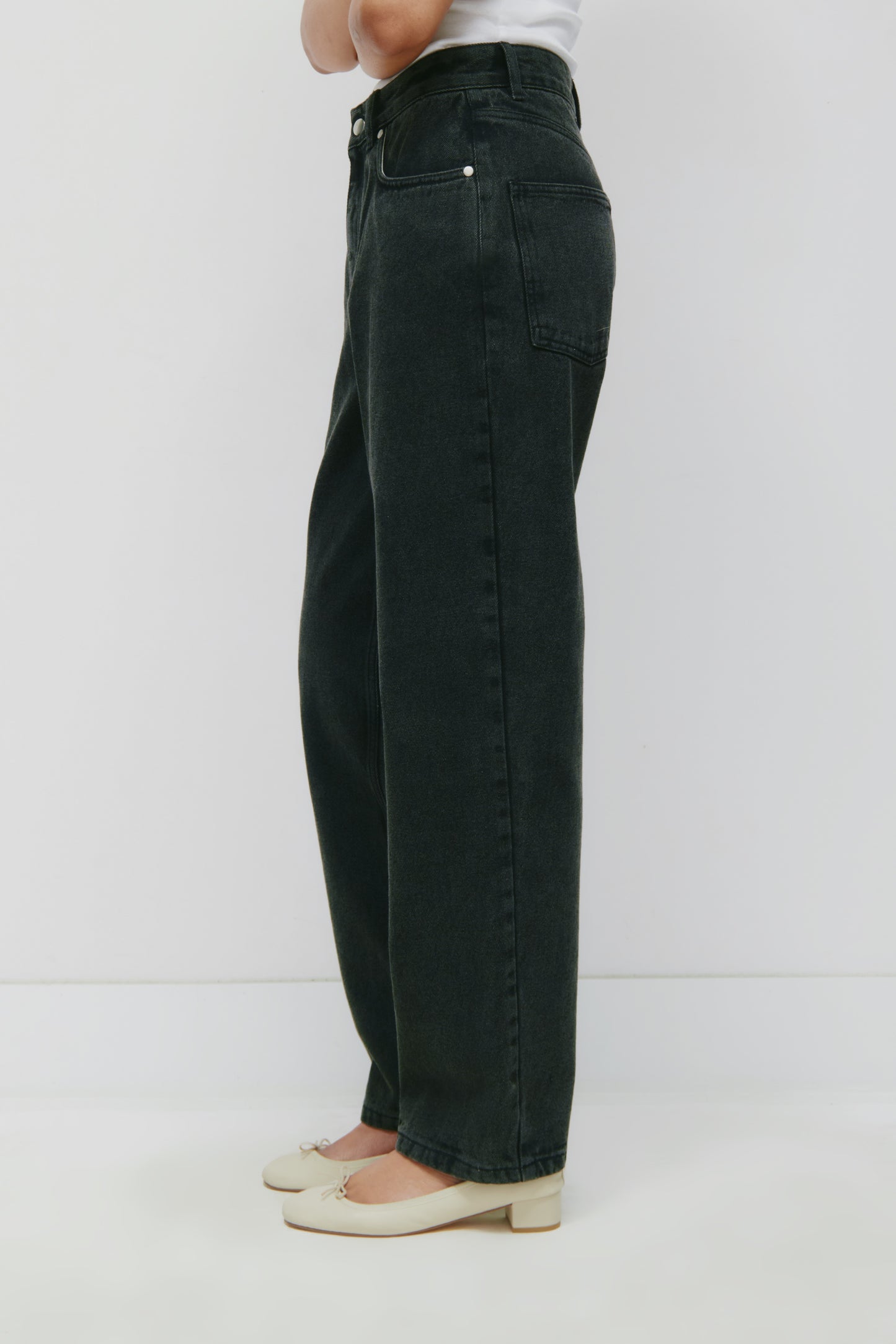 Unisex Antifit Denim in Washed Black