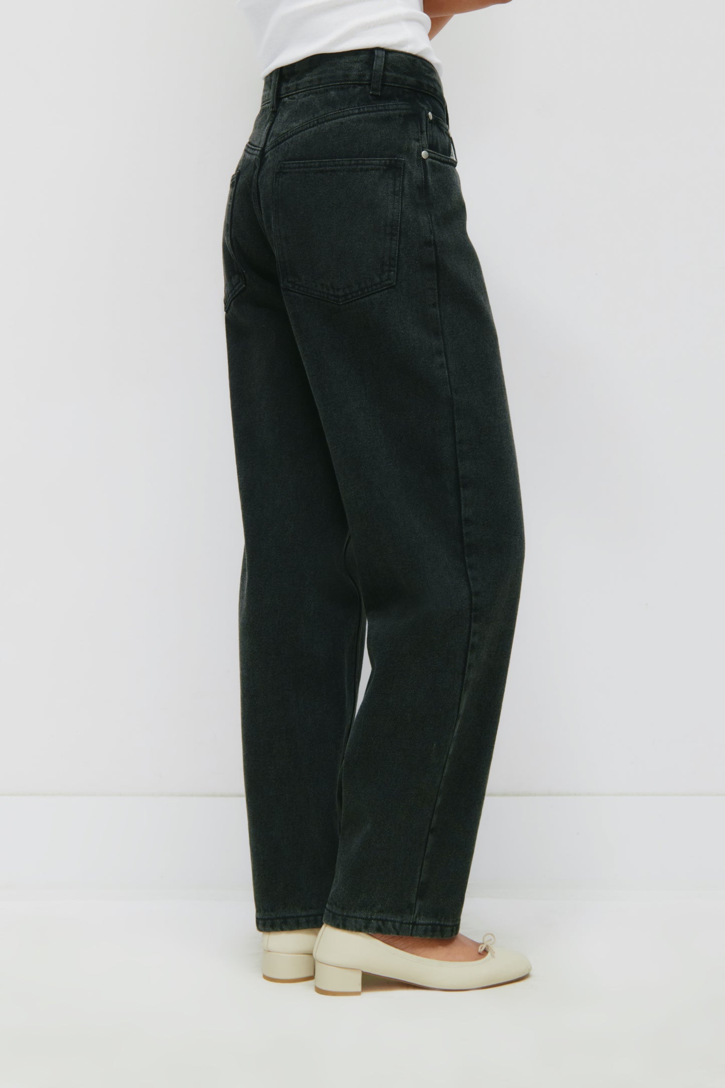 Unisex Antifit Denim in Washed Black