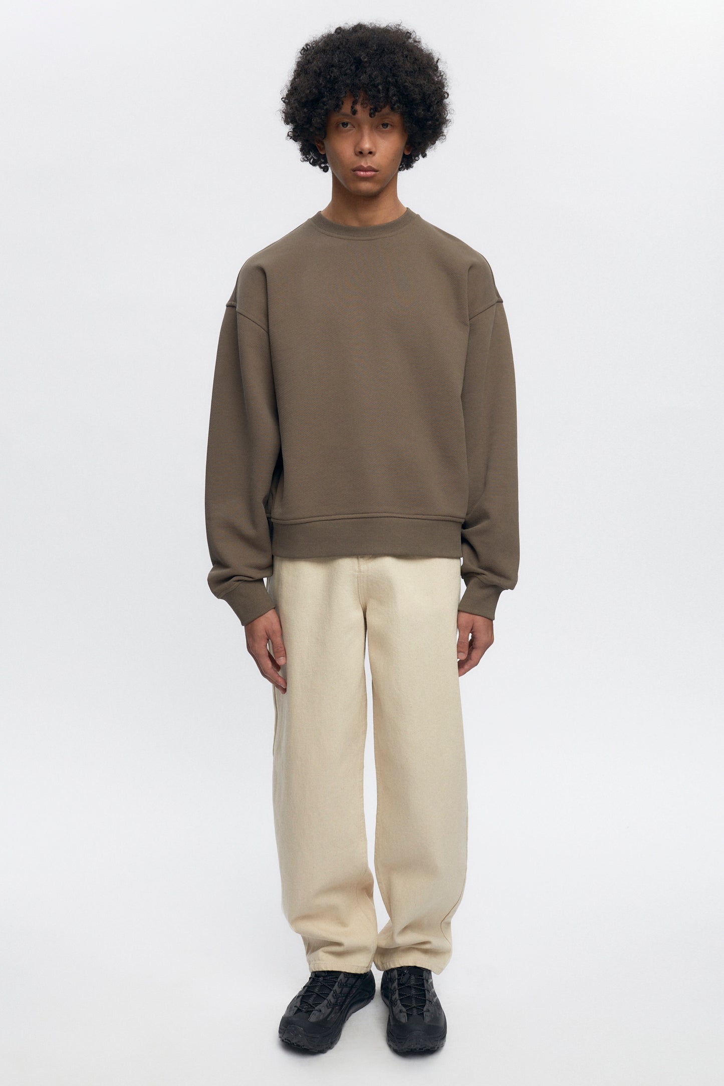 Cameron is 6ft, a regular size M, and wearing size M.