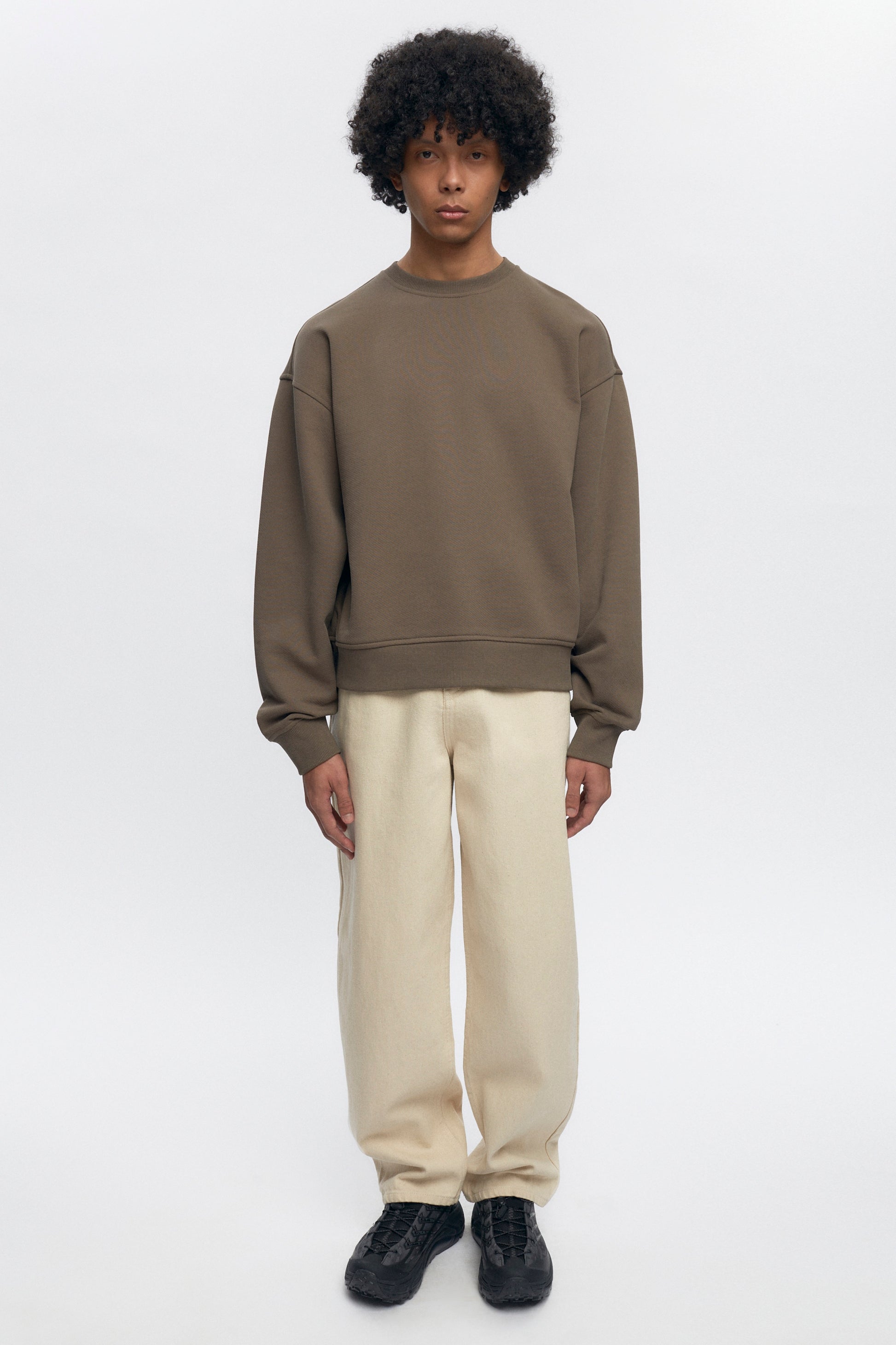 Cameron is 6ft, a regular size M, and wearing size M.