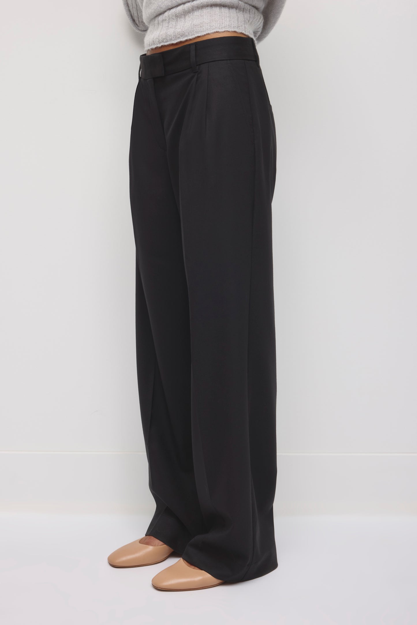 Women's Low Rise Pleated Trouser in Black