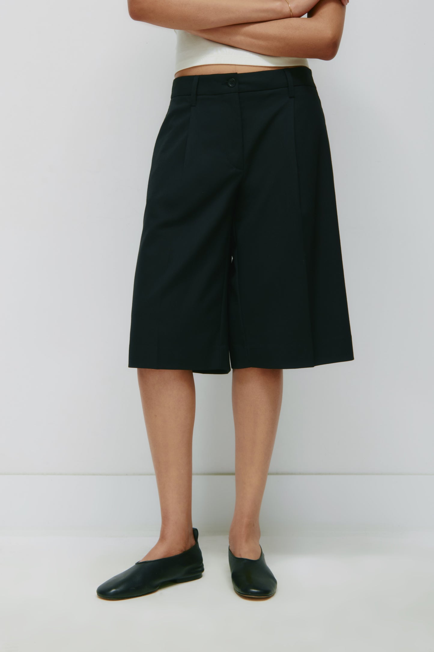 Women's Low Rise Trouser Short in Black